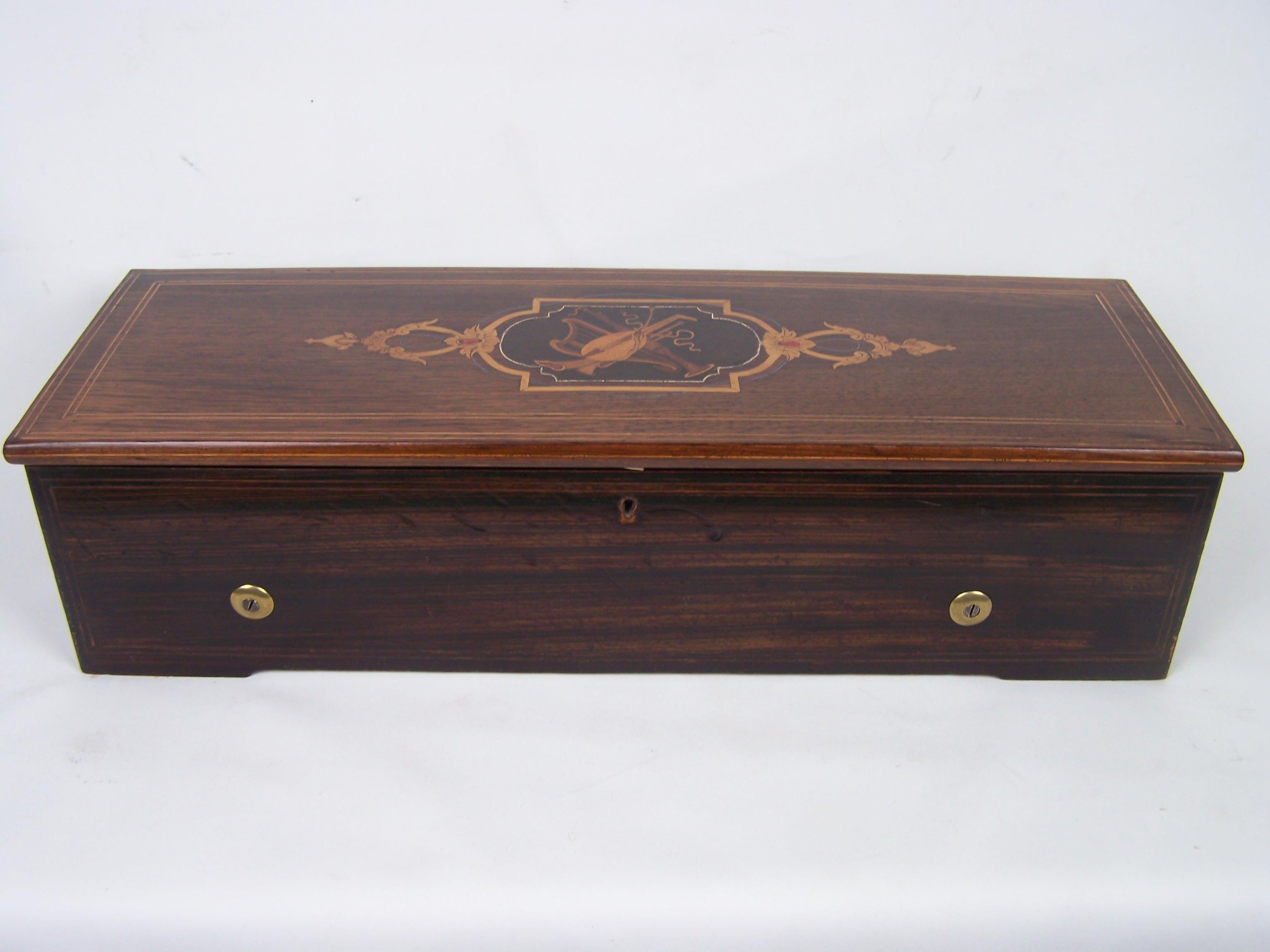 Preciosa caja de música Nicole Frères, Ginebra, hacia 1860

Esta extraordinaria caja de música fue fabricada hacia 1860 por Nicole Frères, el fabricante de cajas de música más conocido y apreciado.
El sofisticado mecanismo reproduce seis melodías en