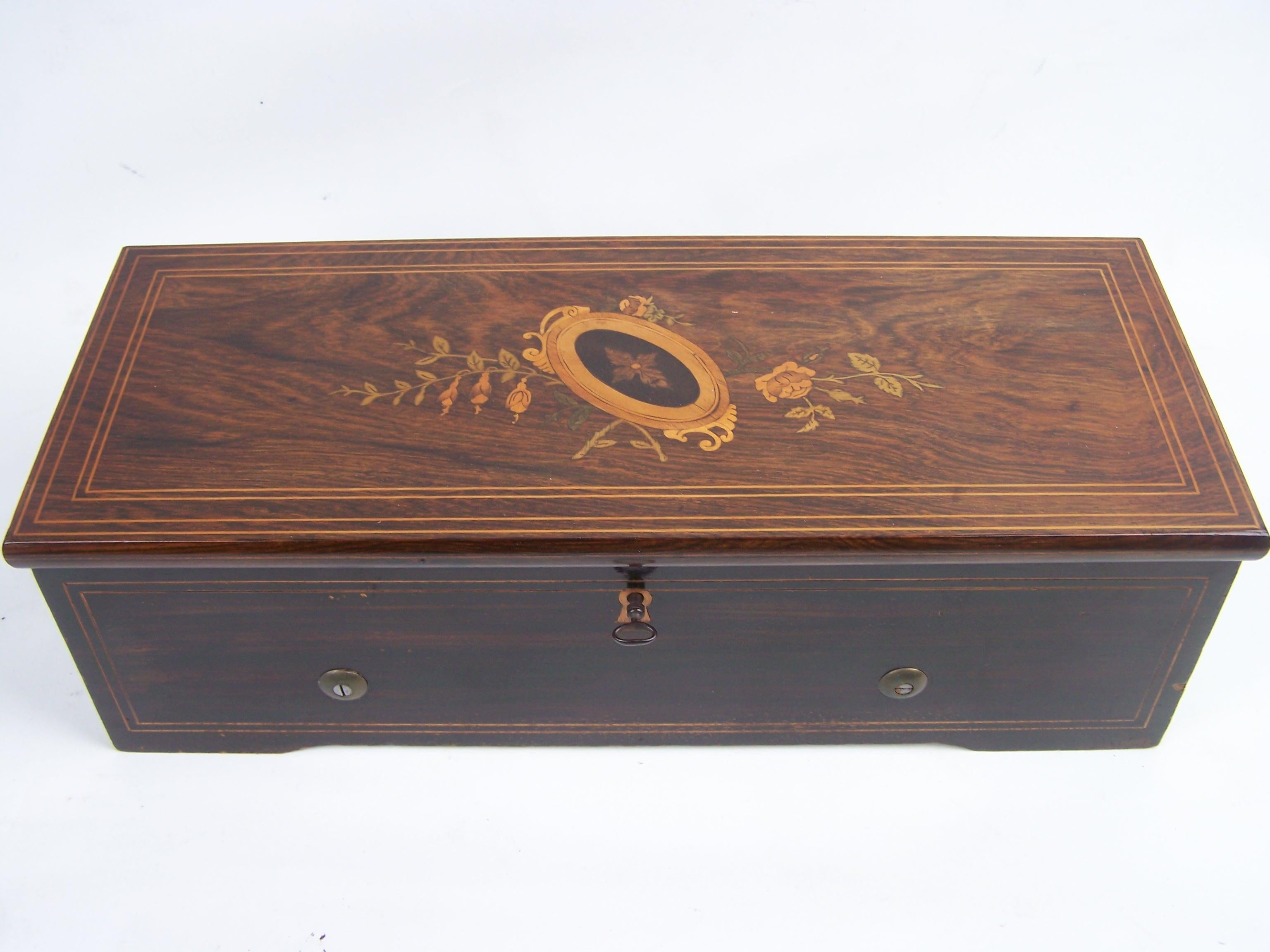Raro carillon Nicole Frères che suona esclusivamente Mozart
Bellissimo carillon svizzero di Nicole Frères, realizzato nella seconda metà del XIX secolo.

Cassa in legno:
L'esterno è caratterizzato da una simulazione realistica delle venature del