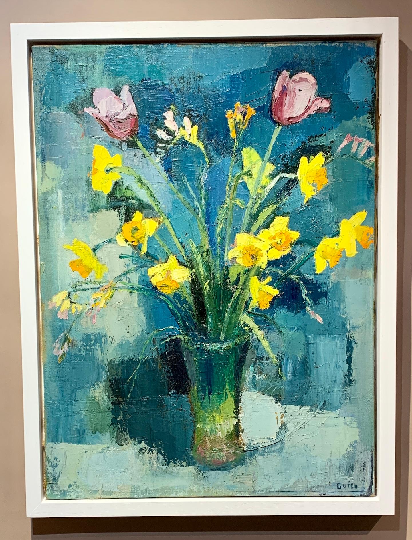 Nature morte impressionniste du XXe siècle de  Un vase en forme de daffodils jaunes et de tulipes roses - Painting de Nicole Guieu