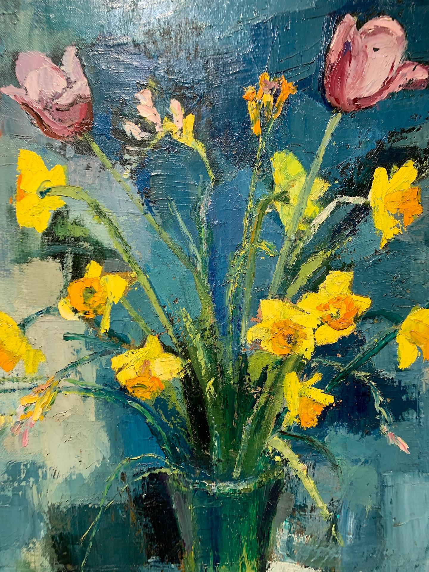 Nature morte impressionniste du XXe siècle de  Un vase en forme de daffodils jaunes et de tulipes roses - Impressionnisme Painting par Nicole Guieu