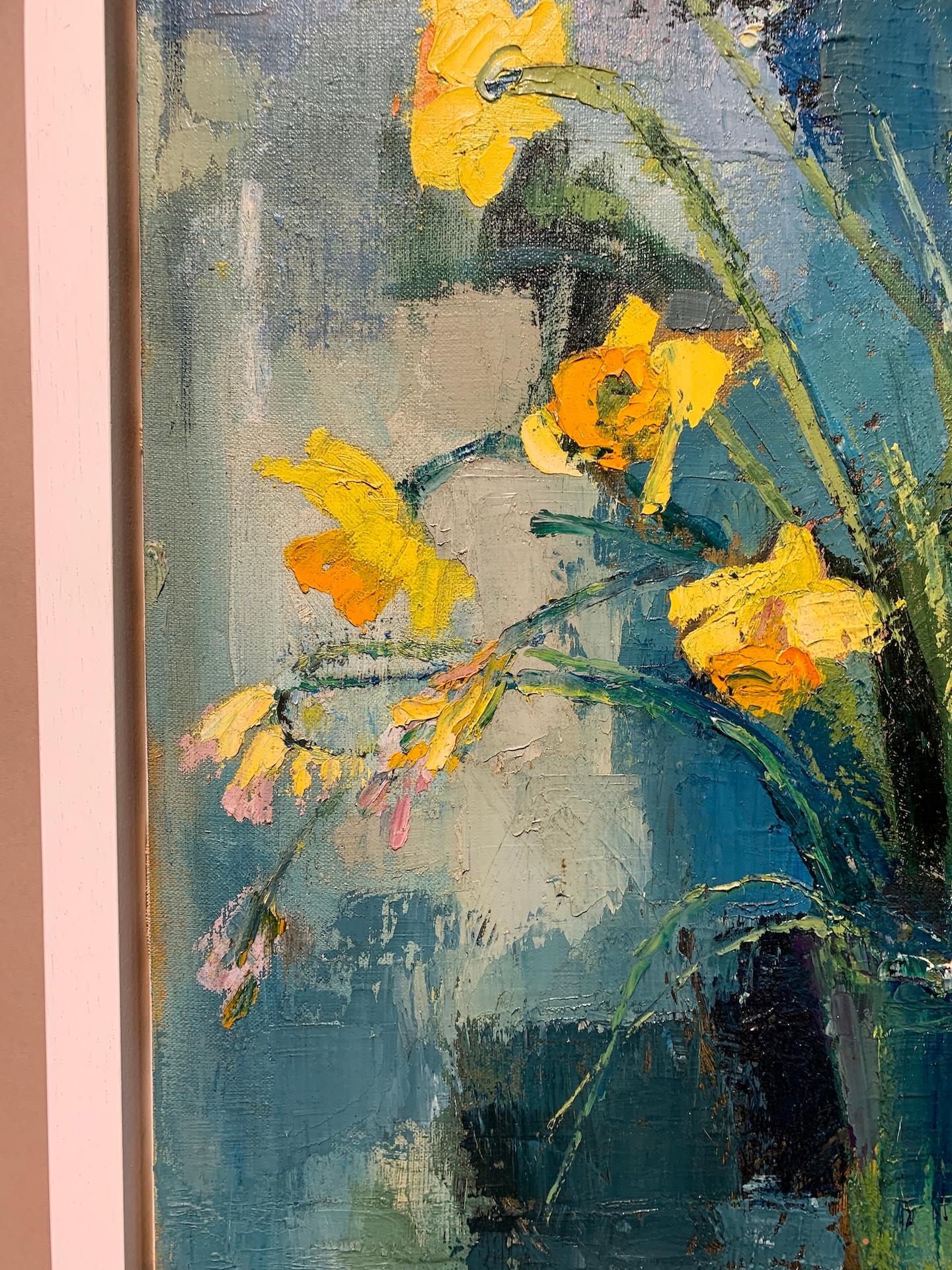 Nature morte impressionniste du XXe siècle de  Un vase en forme de daffodils jaunes et de tulipes roses en vente 2