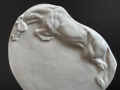 Jumping, bas-relief en céramique de Nicole Kolekova cuite au four à bois