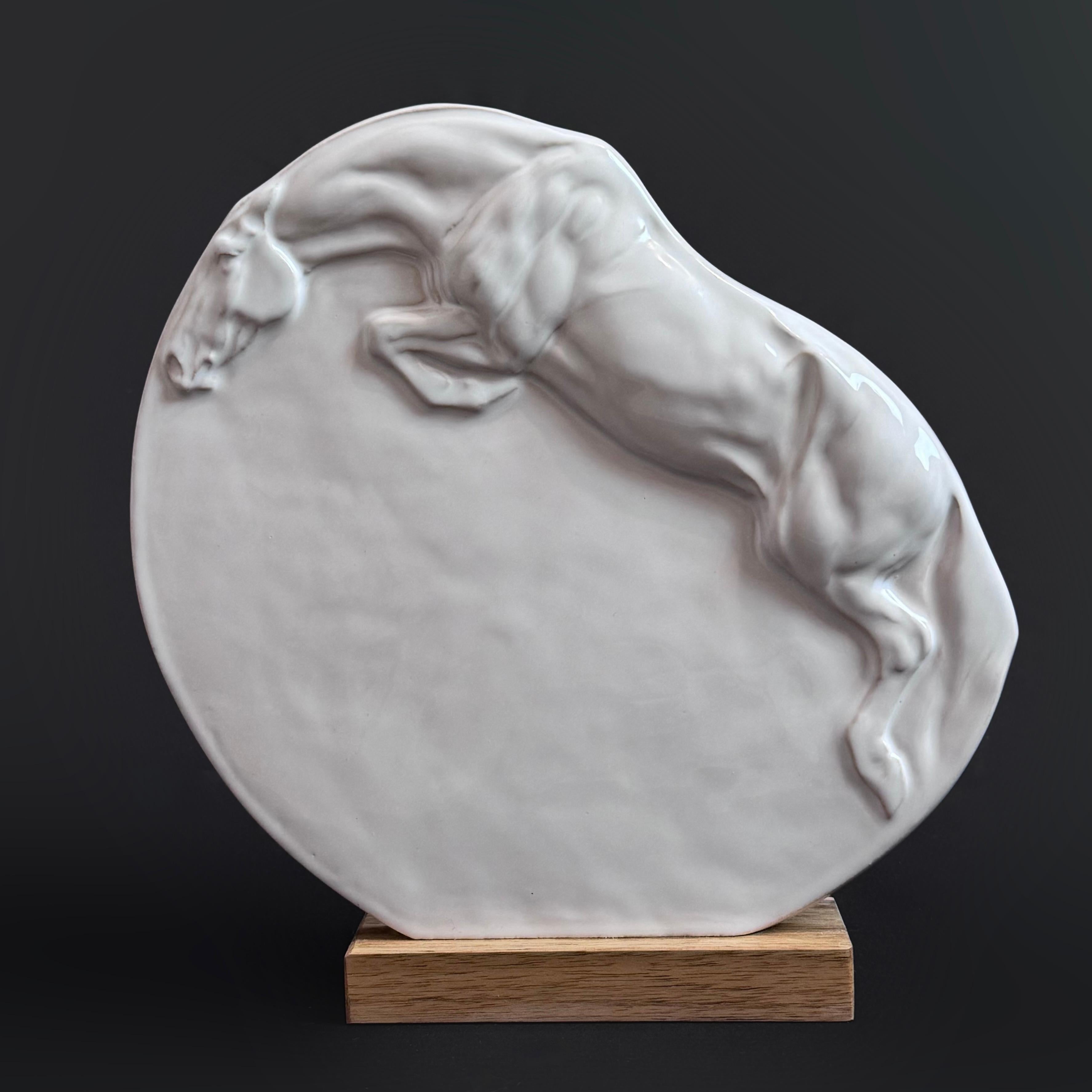 Dieses Flachrelief aus Céramique wurde im Geiste der Sprungtrophäen angefertigt. Durch dieses Werk hindurch verbindet der Künstler die Eleganz der Bewegung mit der Reinheit der Materie.

Nicole Koleková wurde 1991 in der Slowakei geboren. Sie wurde
