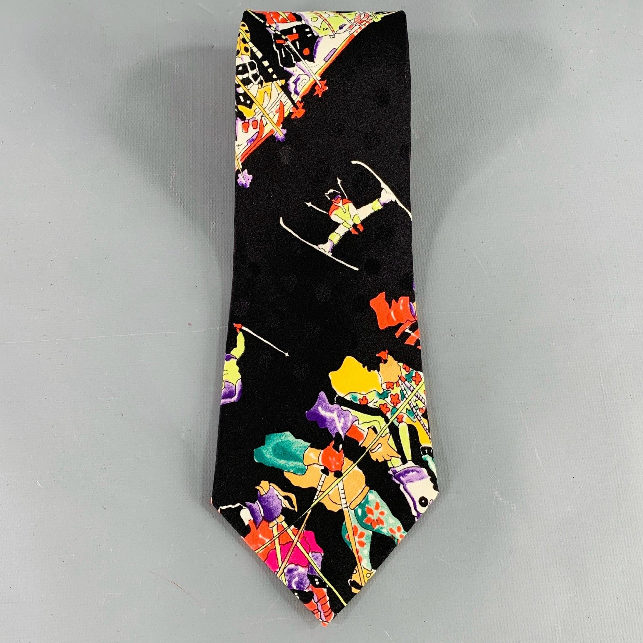 Vintage By NICOLE MILLER Krawatte
aus schwarzer Seide mit lebhaftem, mehrfarbigem Skifahrer-Print und dezentem, schwarz gepunktetem Hintergrund. Handgefertigt in Korea, sehr guter gebrauchter Zustand. 

Abmessungen: 
  Breite: 3,5 Zoll Länge: 56