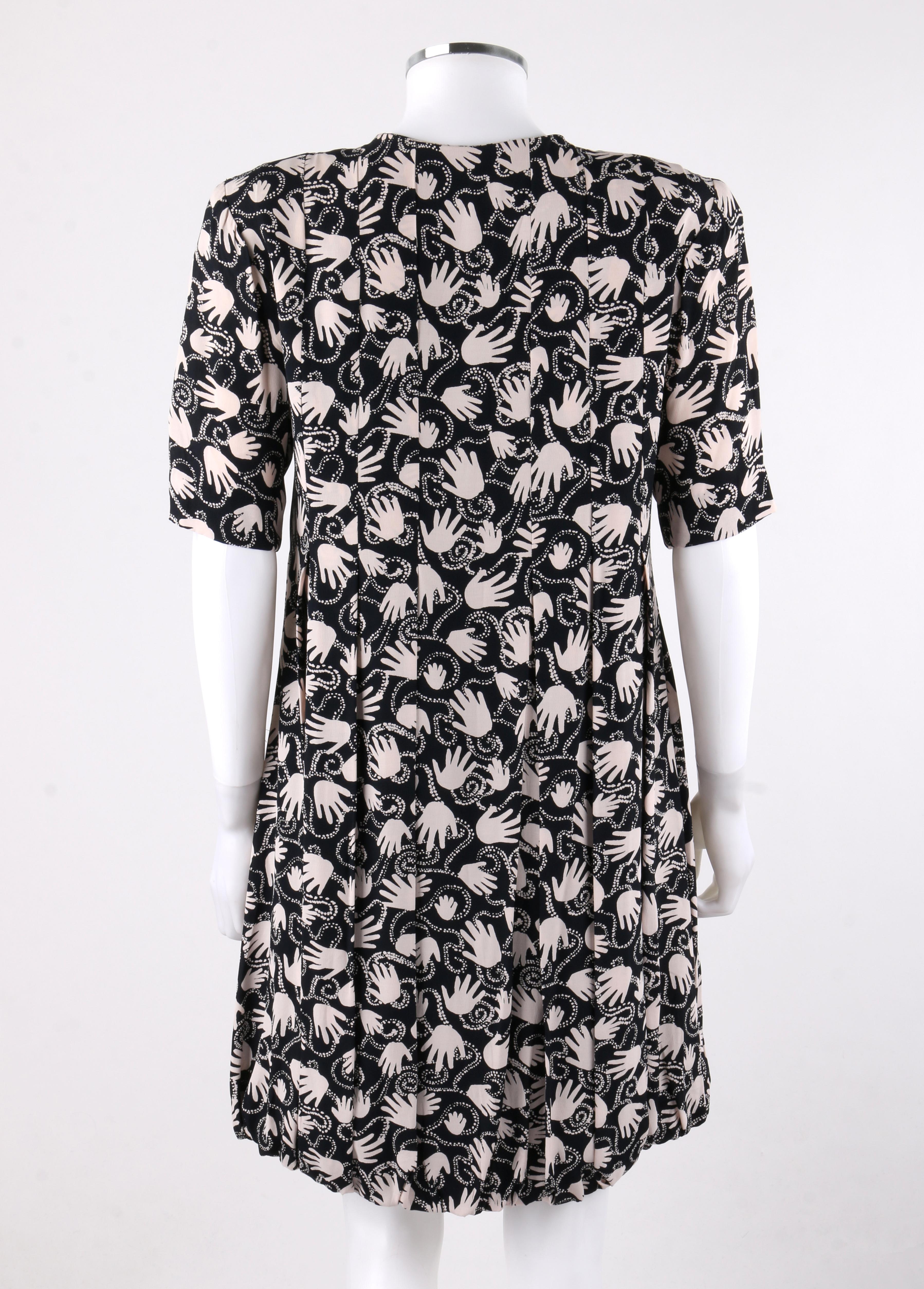 NICOLE MILLER ca. 1980er Jahre Limitierte Auflage Schwarz-Weißes Kleid mit Handdruck und Knopfleiste im Angebot 1