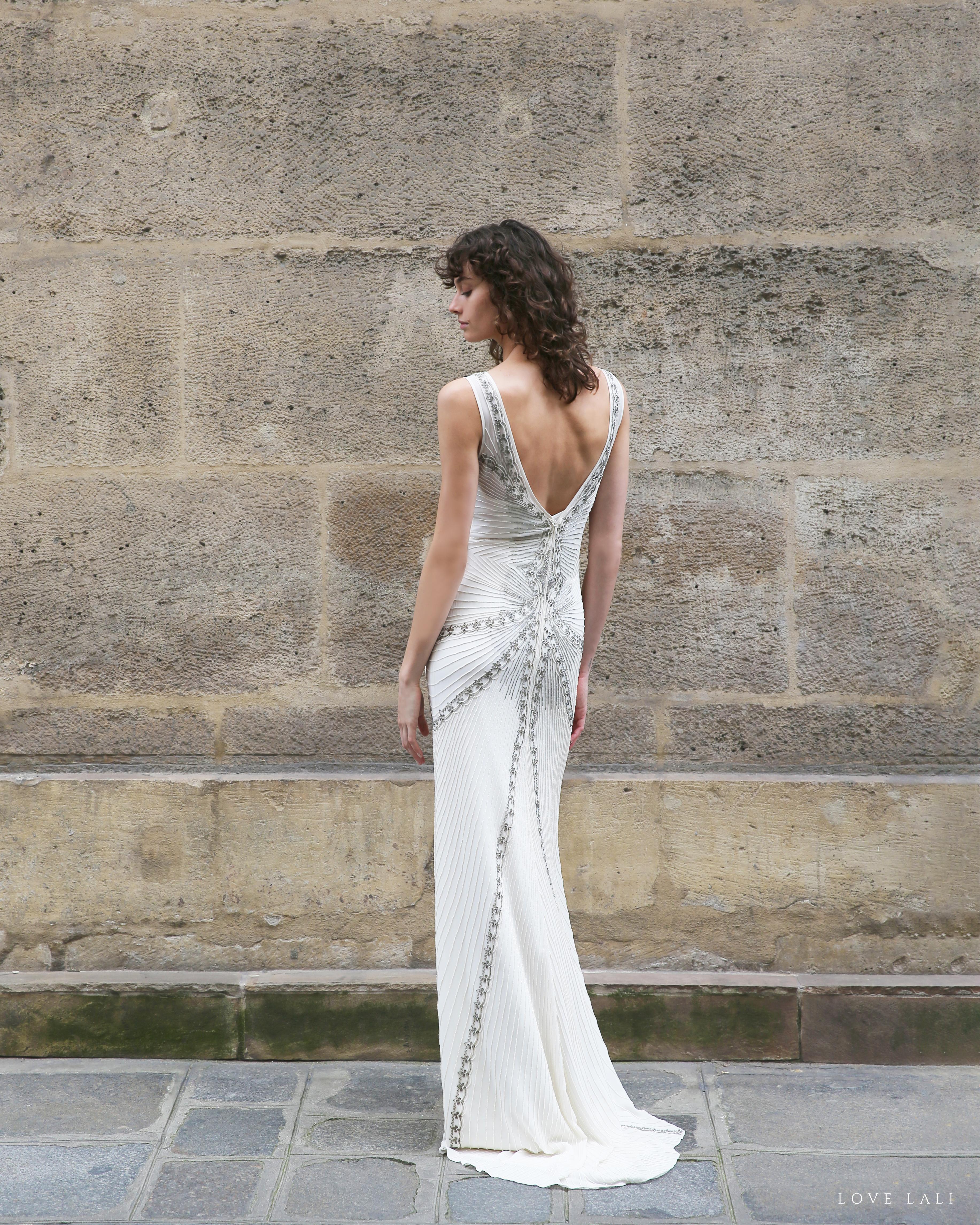 Nicole Miller vestido de novia blanco marfil plateado con pedrería y cola sin espalda en venta 5