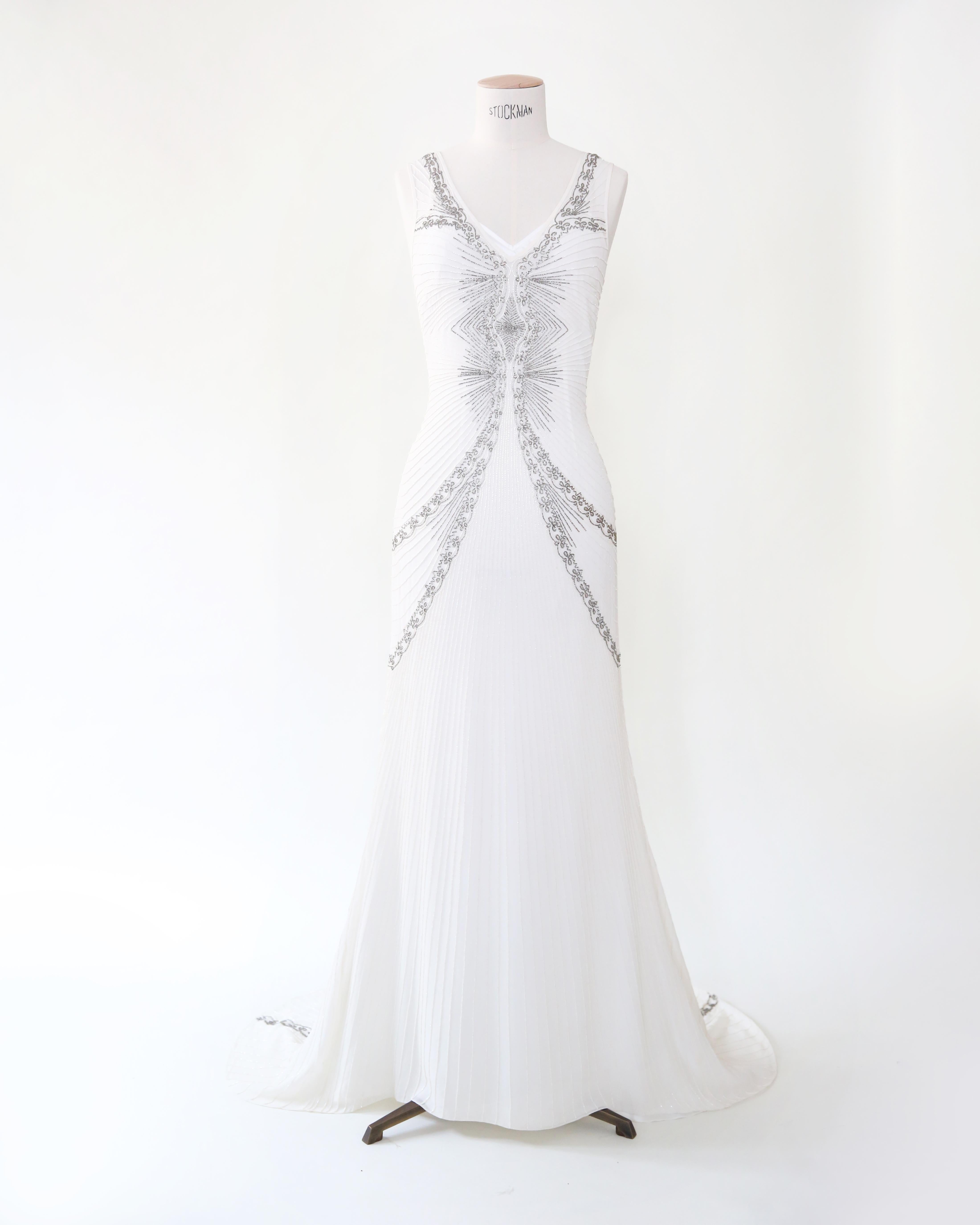 Nicole Miller vestido de novia blanco marfil plateado con pedrería y cola sin espalda en venta 6