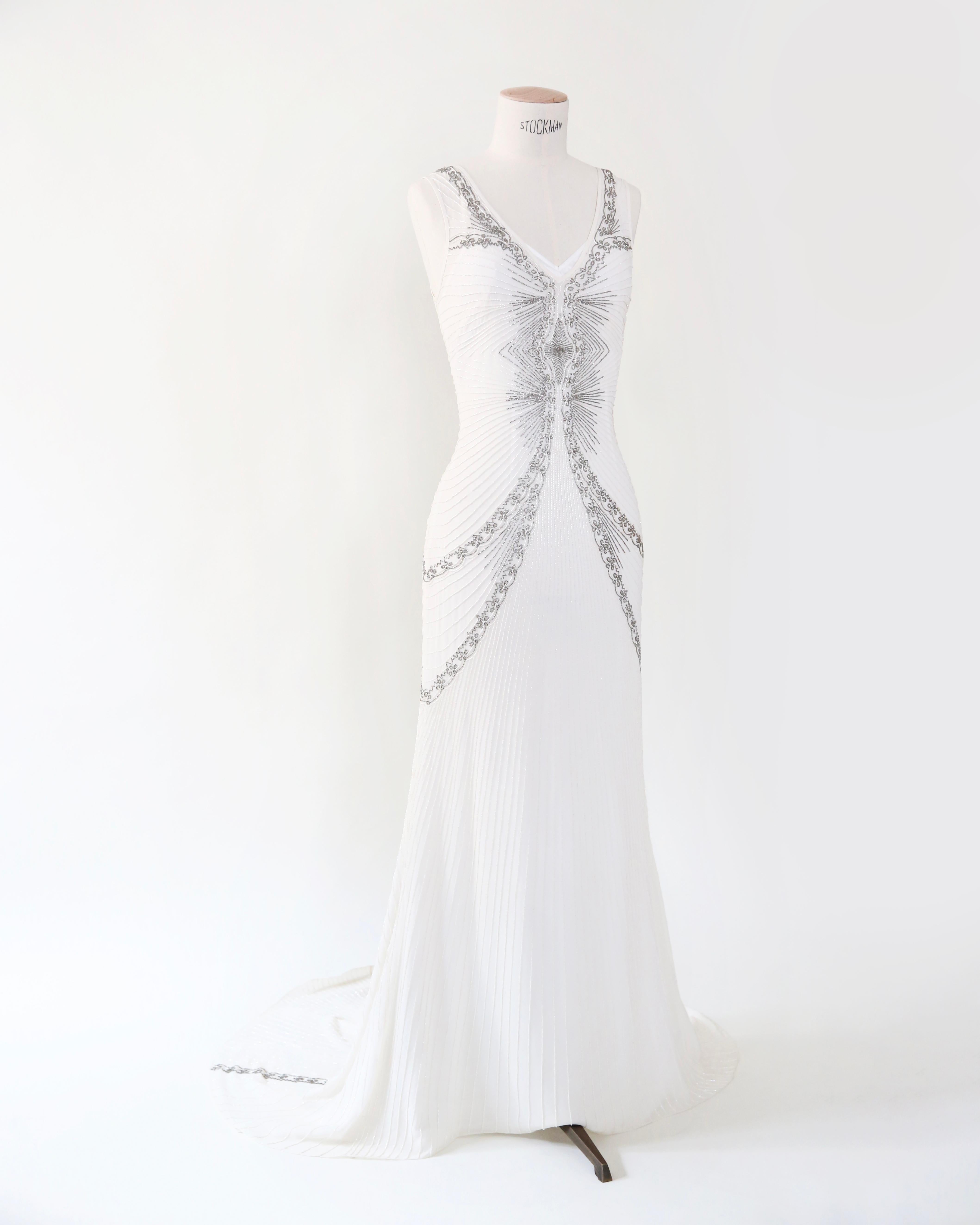 Nicole Miller vestido de novia blanco marfil plateado con pedrería y cola sin espalda en venta 7