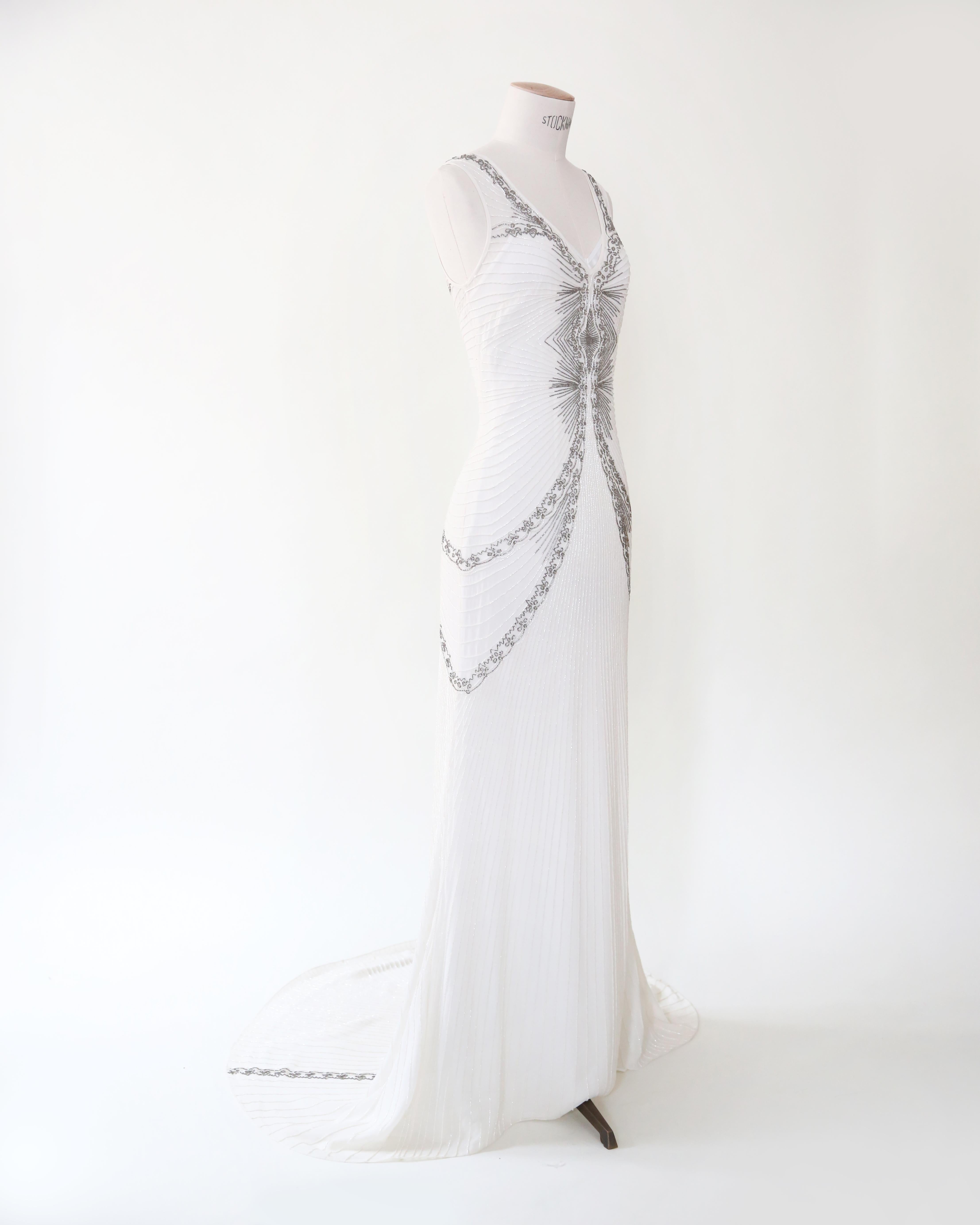 Nicole Miller vestido de novia blanco marfil plateado con pedrería y cola sin espalda en venta 9