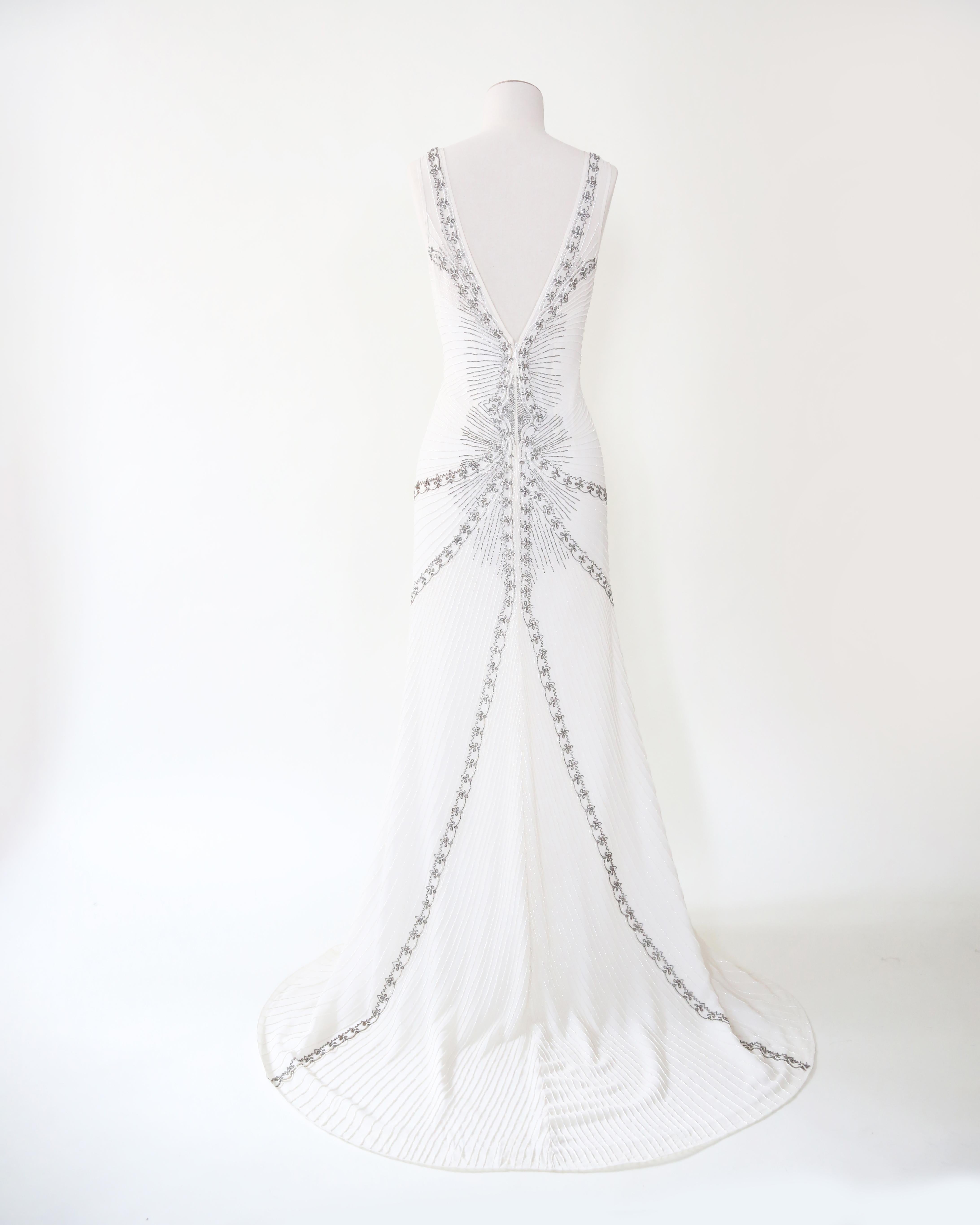 Nicole Miller vestido de novia blanco marfil plateado con pedrería y cola sin espalda en venta 11