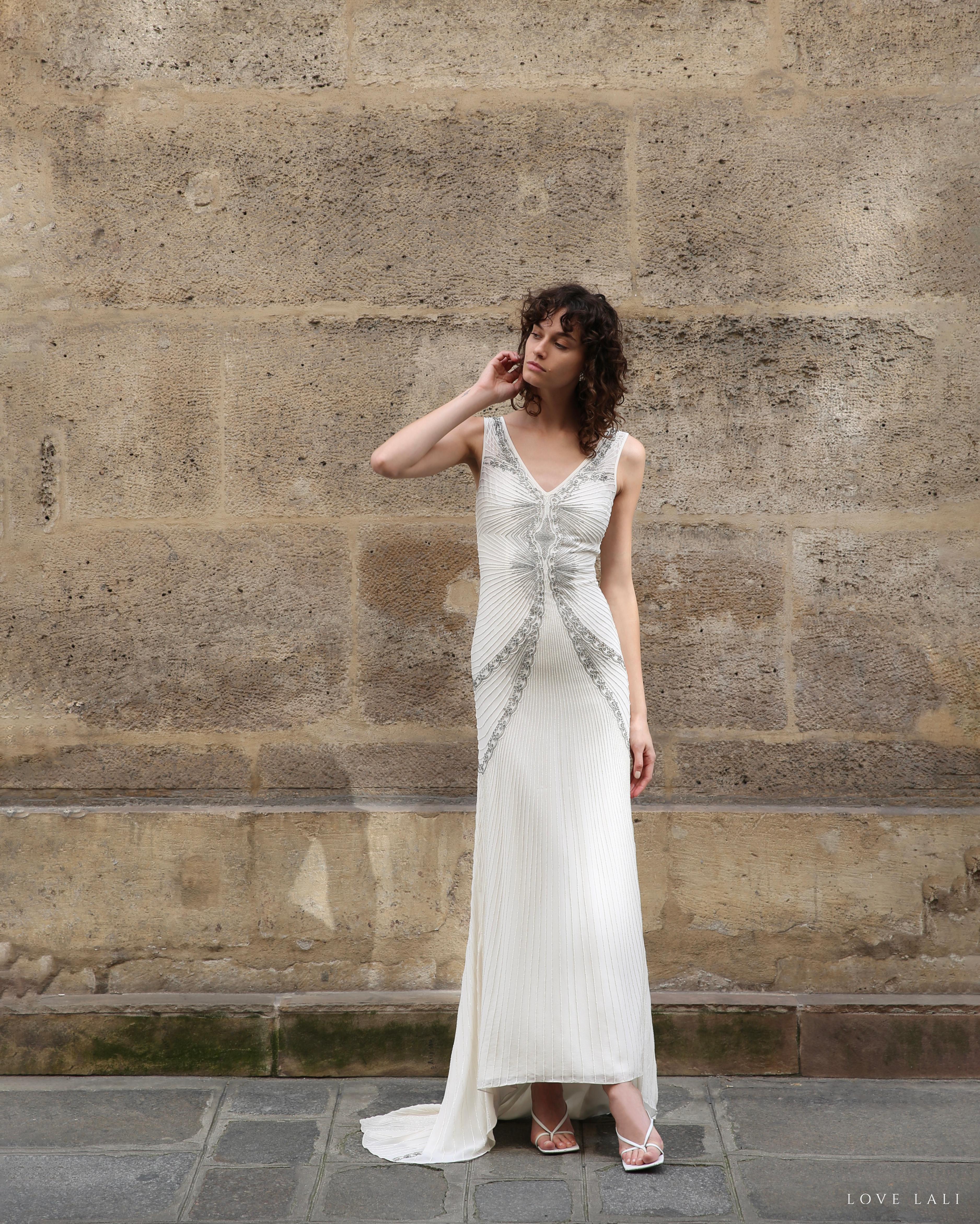 LOVE LALI VINTAGE

Vestido de novia de Nicole Miller de 2014
Es un vestido absolutamente precioso, ¡es increíblemente romántico! Tiene un forro de seda blanca, con una capa transparente de seda marfil adornada con abalorios plateados y blancos.
El