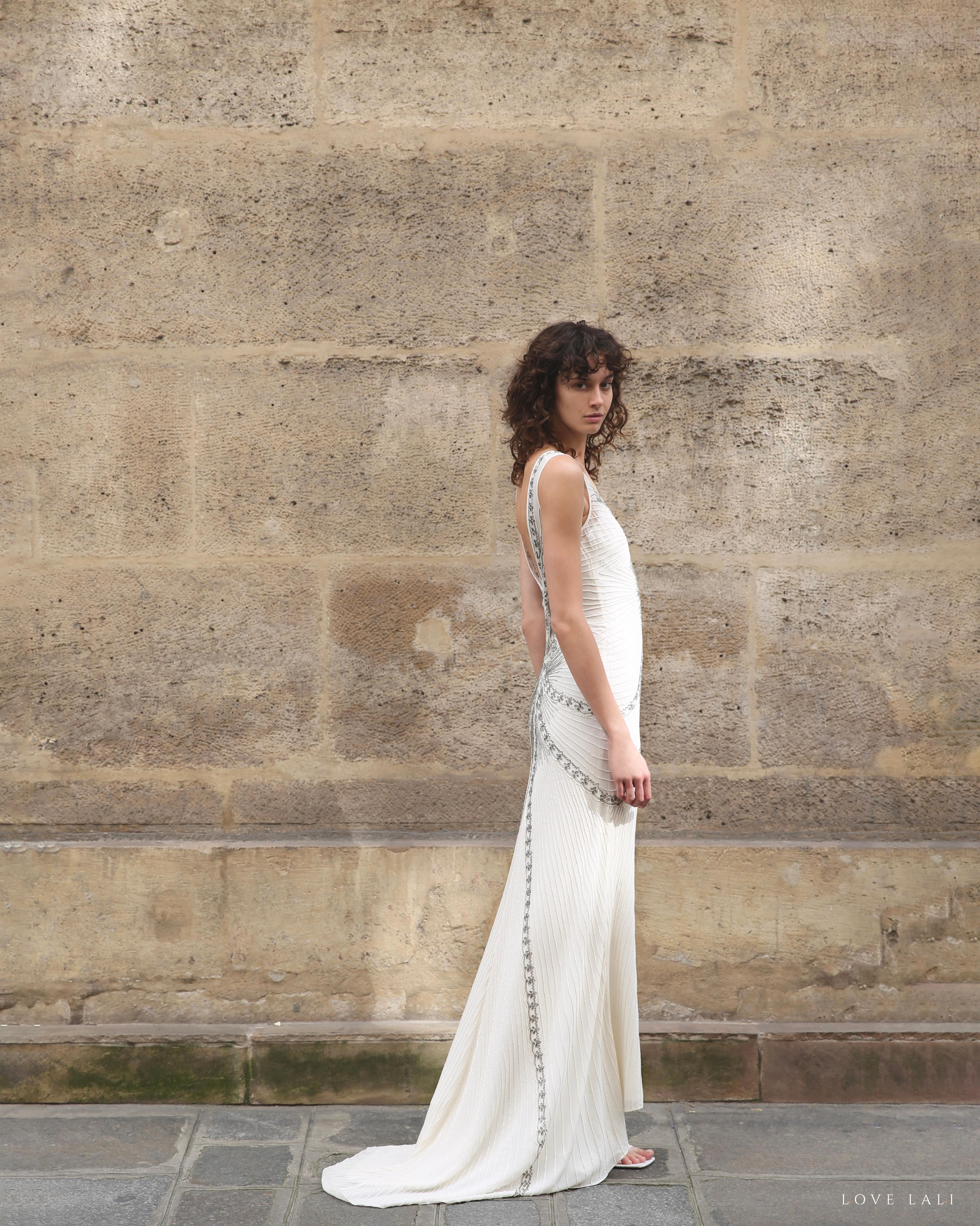 Nicole Miller vestido de novia blanco marfil plateado con pedrería y cola sin espalda en venta 1