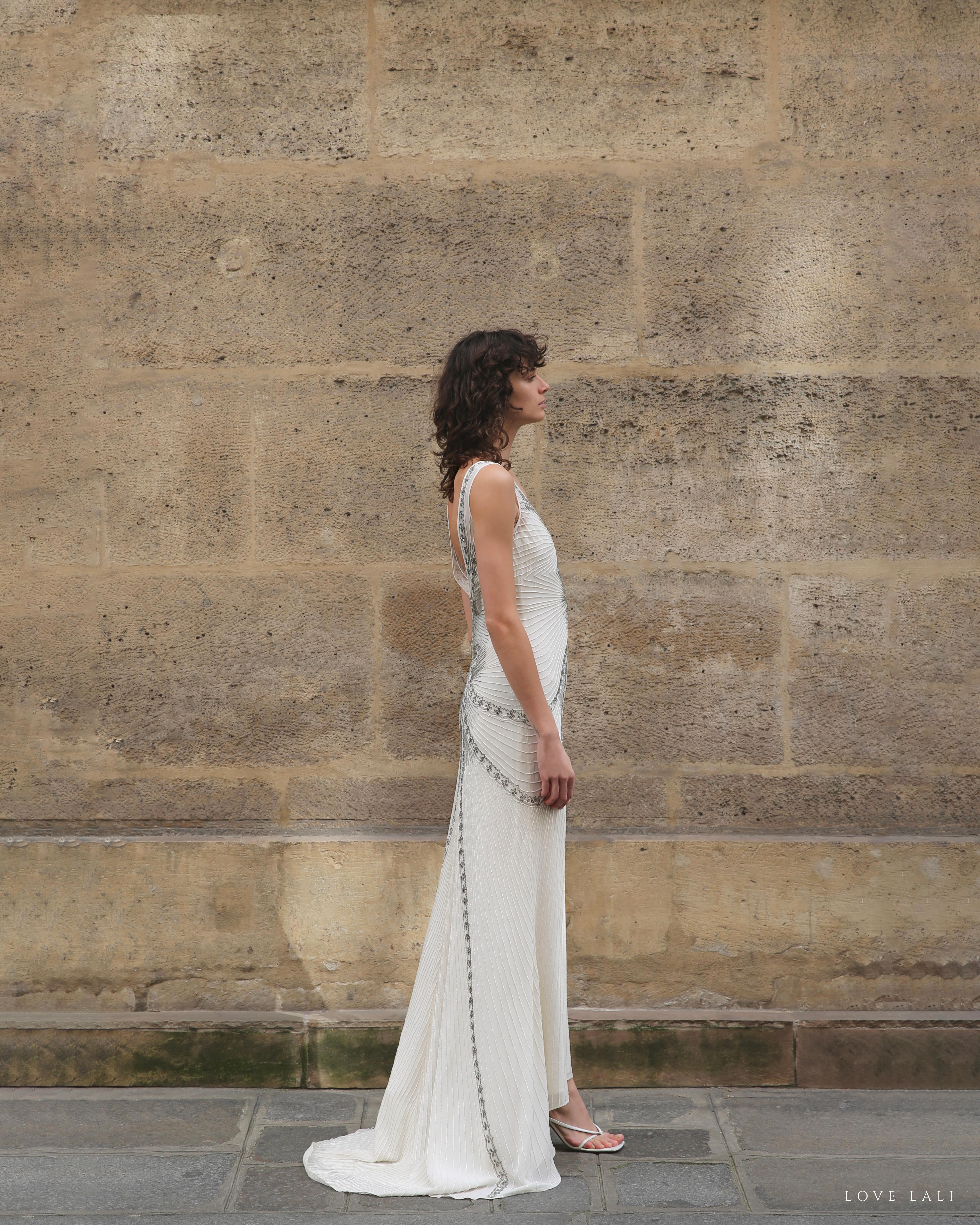 Nicole Miller vestido de novia blanco marfil plateado con pedrería y cola sin espalda en venta 3