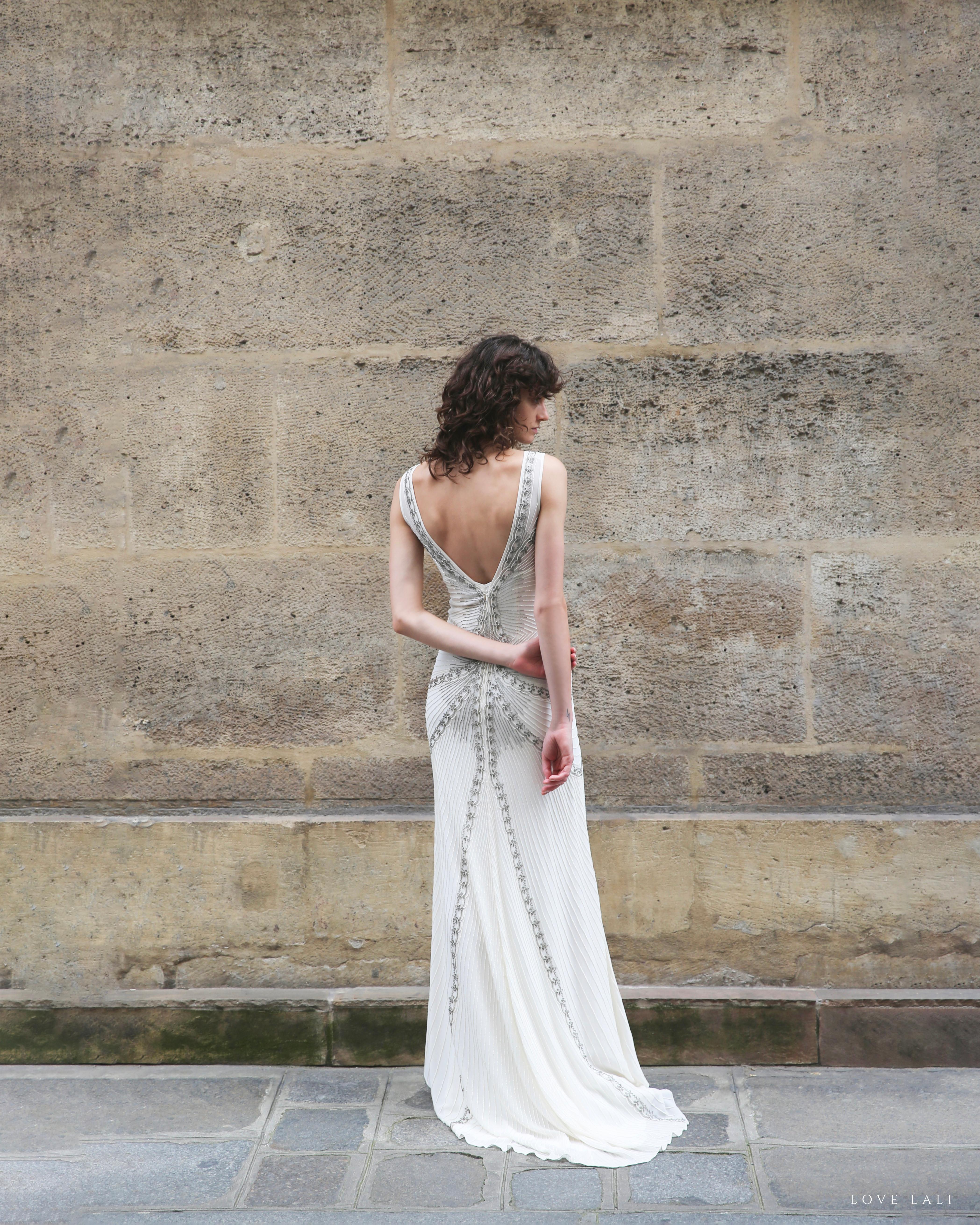 Nicole Miller vestido de novia blanco marfil plateado con pedrería y cola sin espalda en venta 4