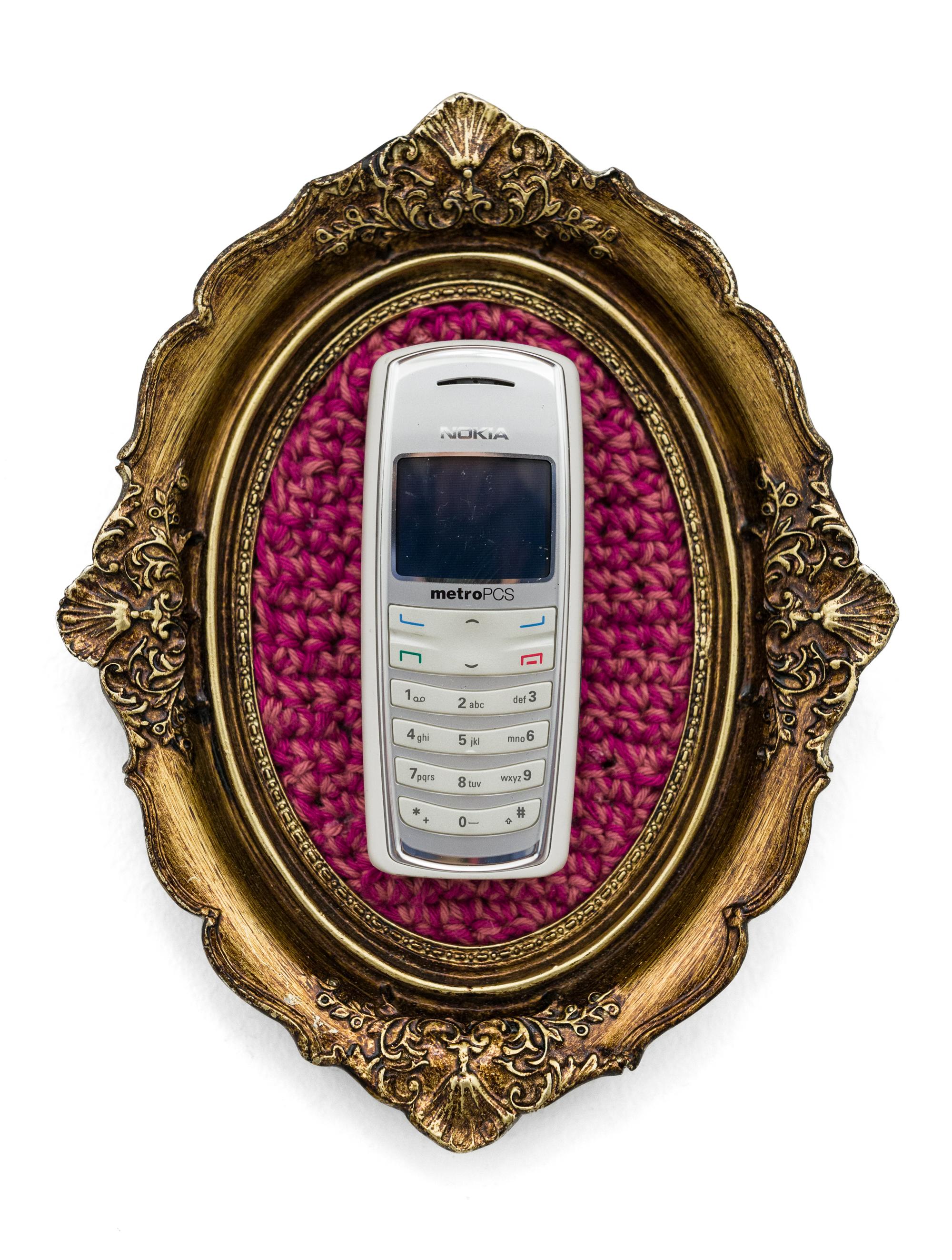 Still-Life Sculpture Nicole Nikolich, Lace in the Moon - "Candy-Bar Nokia", encadré Sculpture en fil et objets fors, encadrée