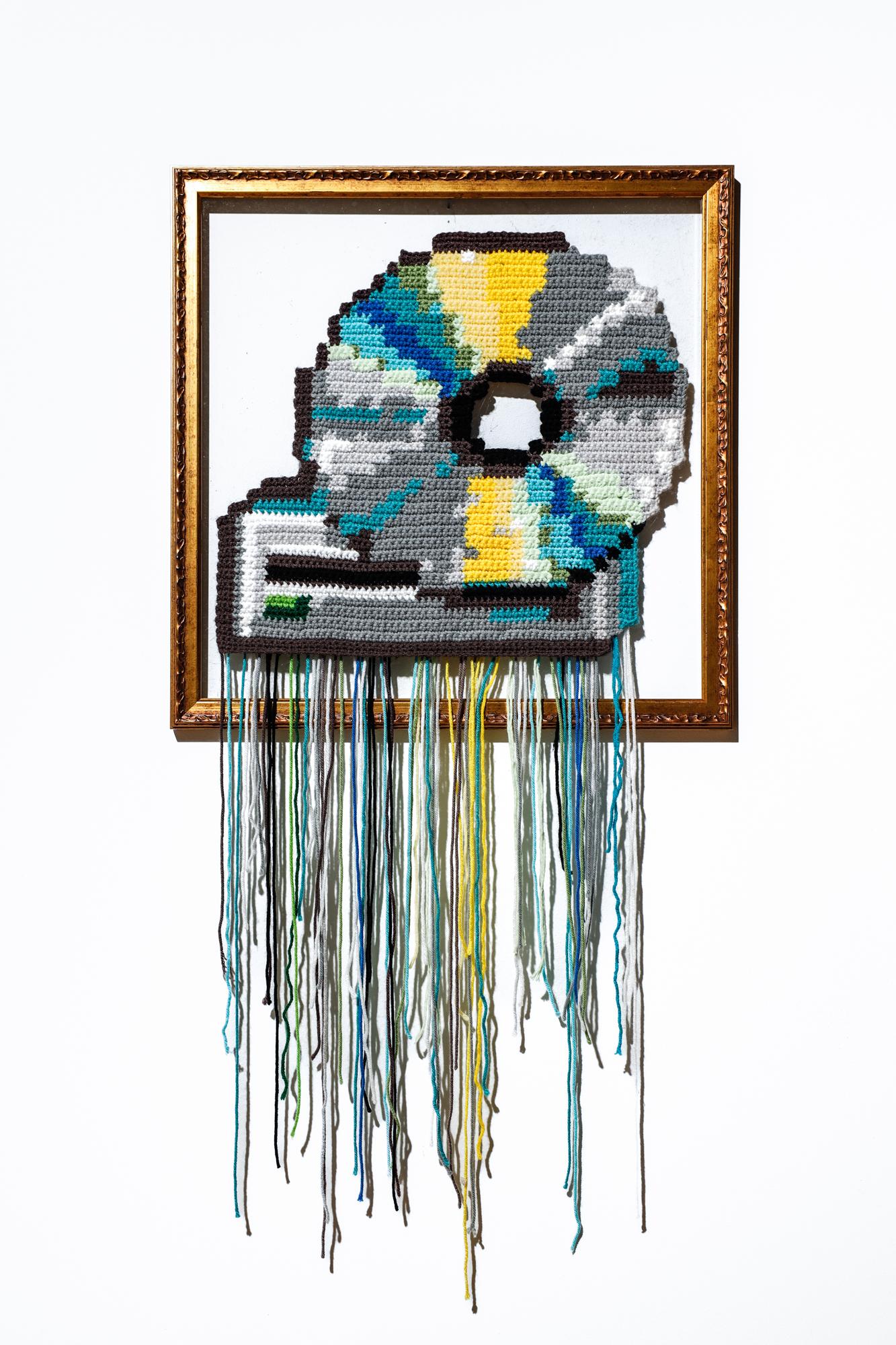 « CD-ROM », icône d'Internet, textiles, crochet acrylique sur plexiglas