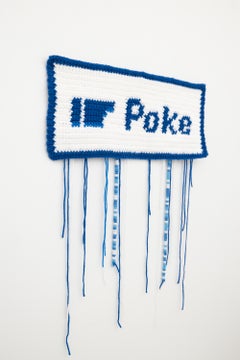 "Creepiest Button to Ever Exist", Sculpture murale en crochet sur la culture Internet rétro