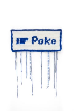 "Creepiest Button to Ever Exist", Sculpture murale en crochet sur la culture Internet rétro