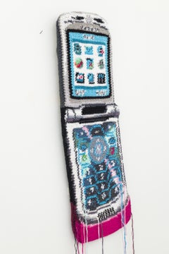 "It Girl", Retro-Flip-Phone gehäkelte Skulptur mit Garn, nostalgisch
