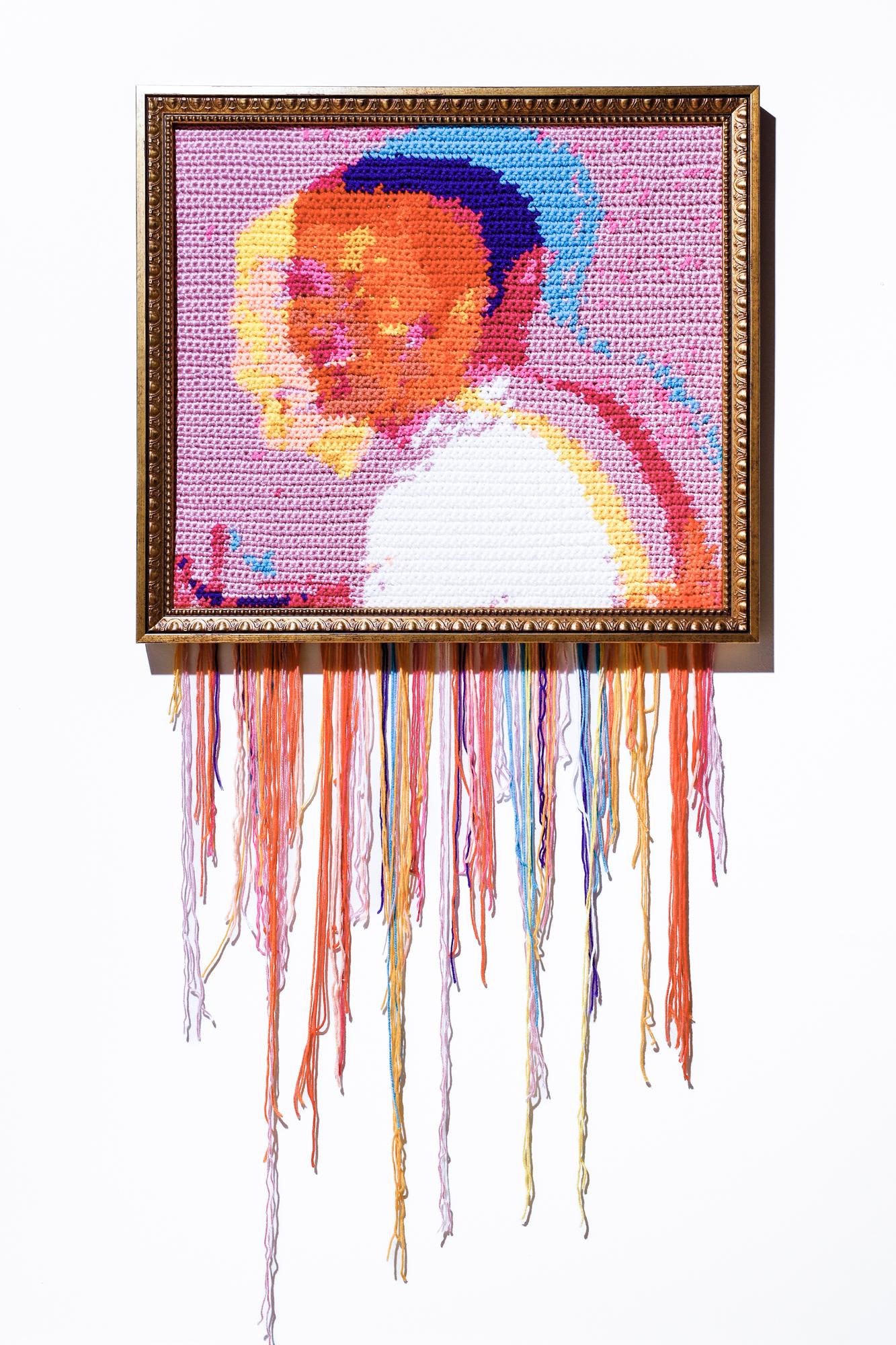 Figurative Sculpture de Nicole Nikolich, Lace in the Moon - "MySpace Tom nº 3", Retrato Textil, Motivo Glitch, Ganchillo Acrílico