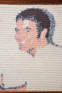 "MySpace Tom No. 6" Ritratto tessile, motivo glitch, acrilico all'uncinetto