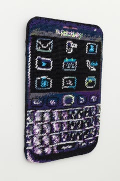 "Never Mess With a Bitch With a Blackberry", Still-Leben gehäkelte Skulptur