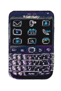 "Never Mess With a Bitch With a Blackberry", Still-Leben gehäkelte Skulptur