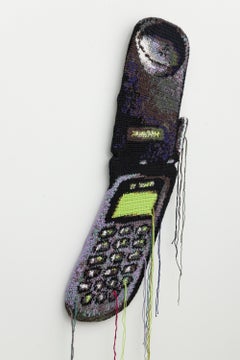 "Le téléphone d'un vieux monsieur cool", sculpture en fil de fer d'un téléphone à clapet en forme de nature morte