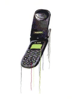 "Le téléphone d'un vieux monsieur cool", sculpture en fil de fer d'un téléphone à clapet en forme de nature morte