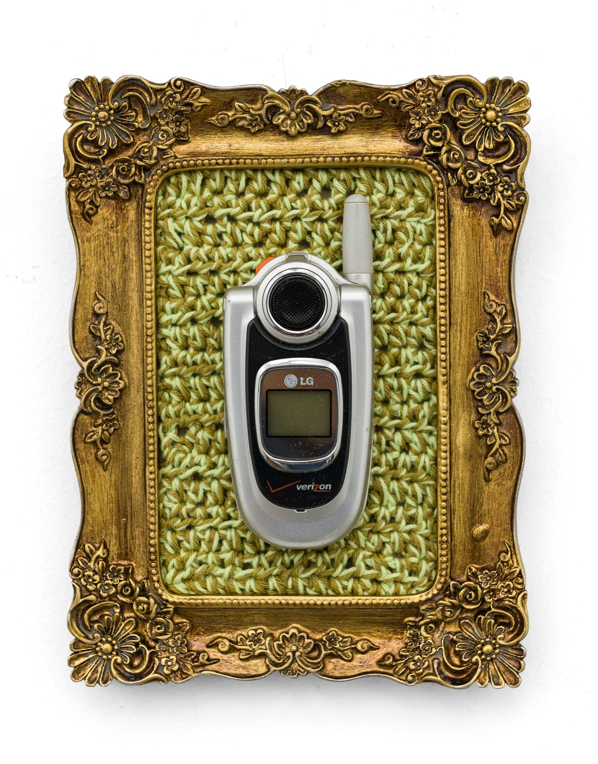 "Vintage LG Flip", Crocheté, Art mural encadré, Sculpture de téléphone à clapet nostalgique