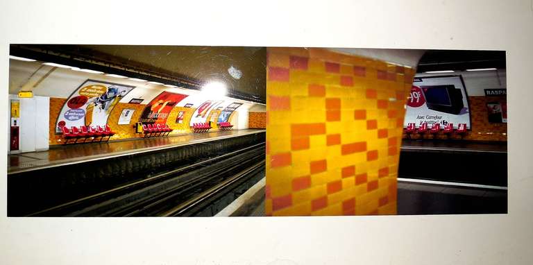 Nicoletta Munroe Color Photograph – Raspail Rot, Pariser Metro-Serie