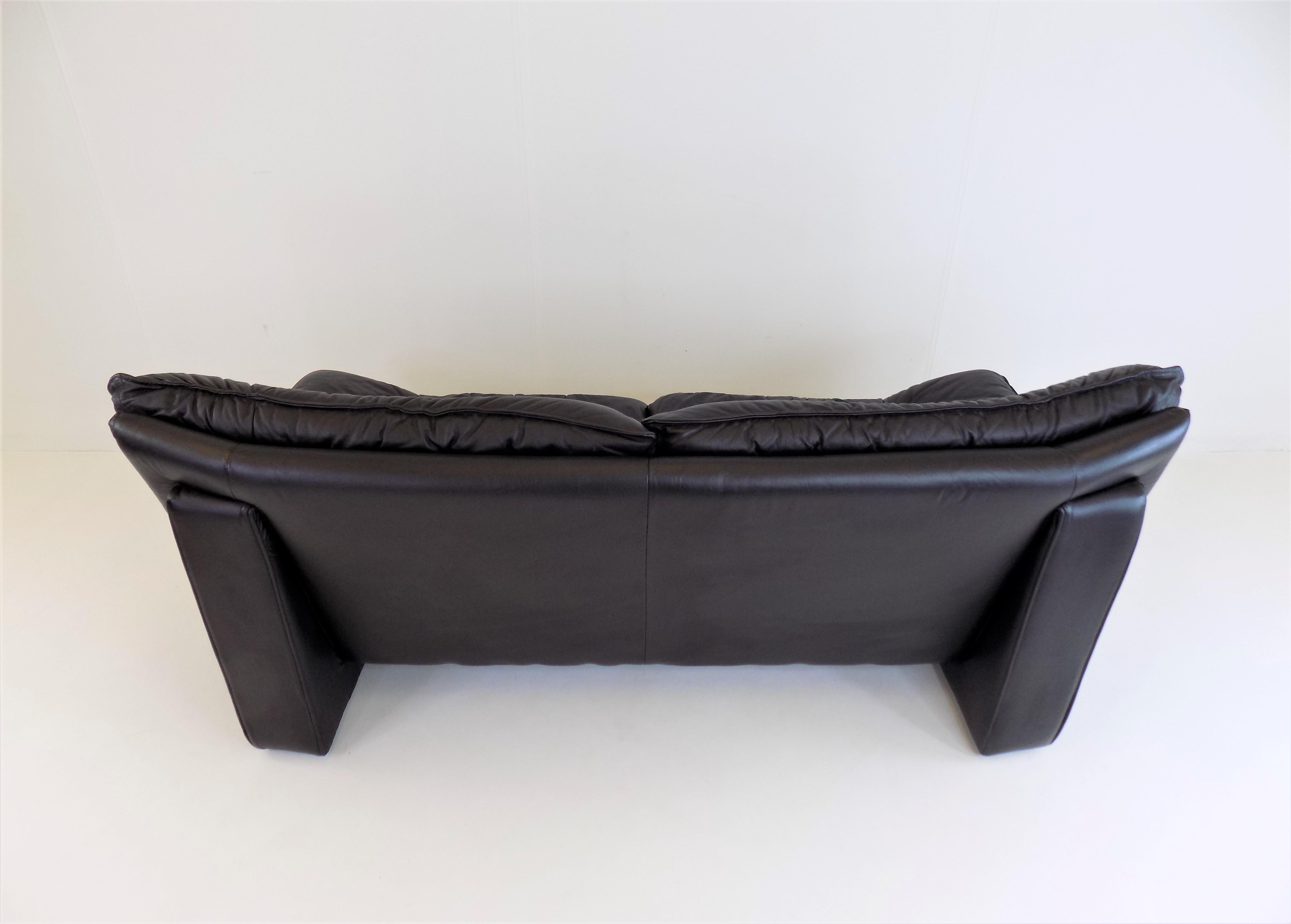 Italian Nicoletti Salotti Ambassador leather 2 seater sofa