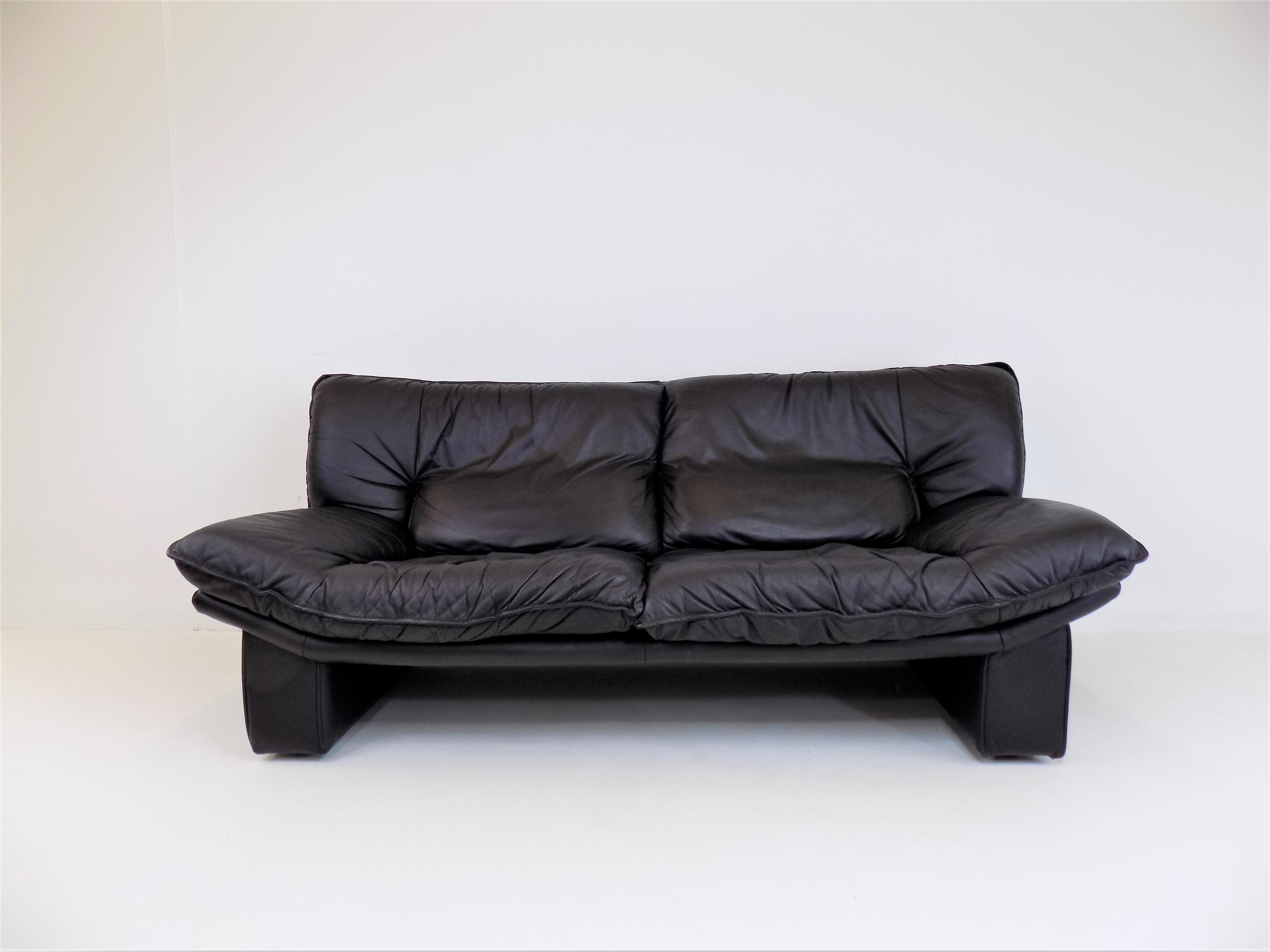 Late 20th Century Nicoletti Salotti Ambassador leather 2 seater sofa