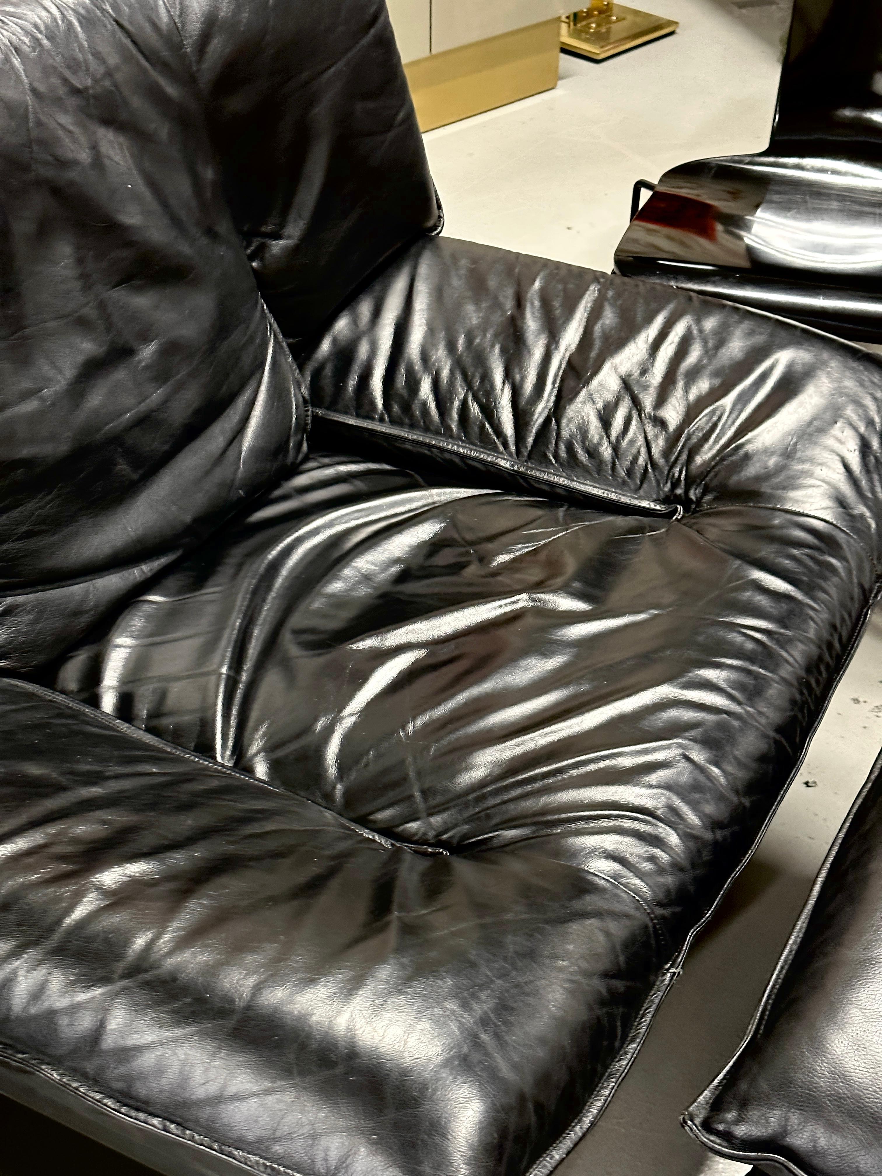 Nicoletti Salotti Chaise longue et pouf en cuir noir Bon état - En vente à Palm Springs, CA