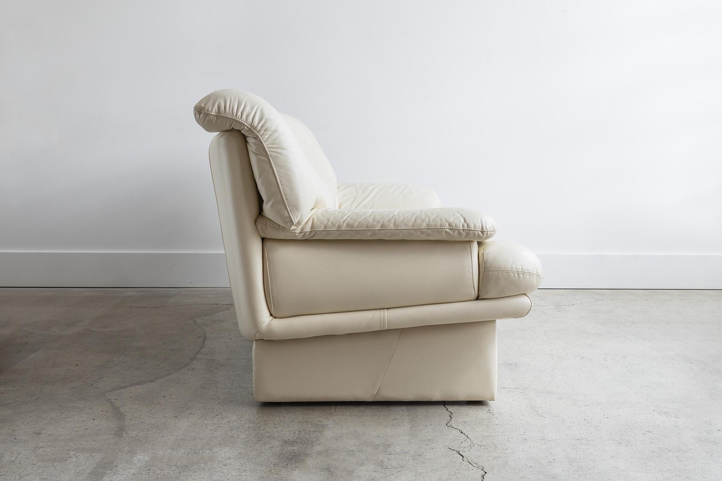 Mid-Century moderno Nicoletti Salotti Italian Leather Sofa Cream c. 1970 in vendita
