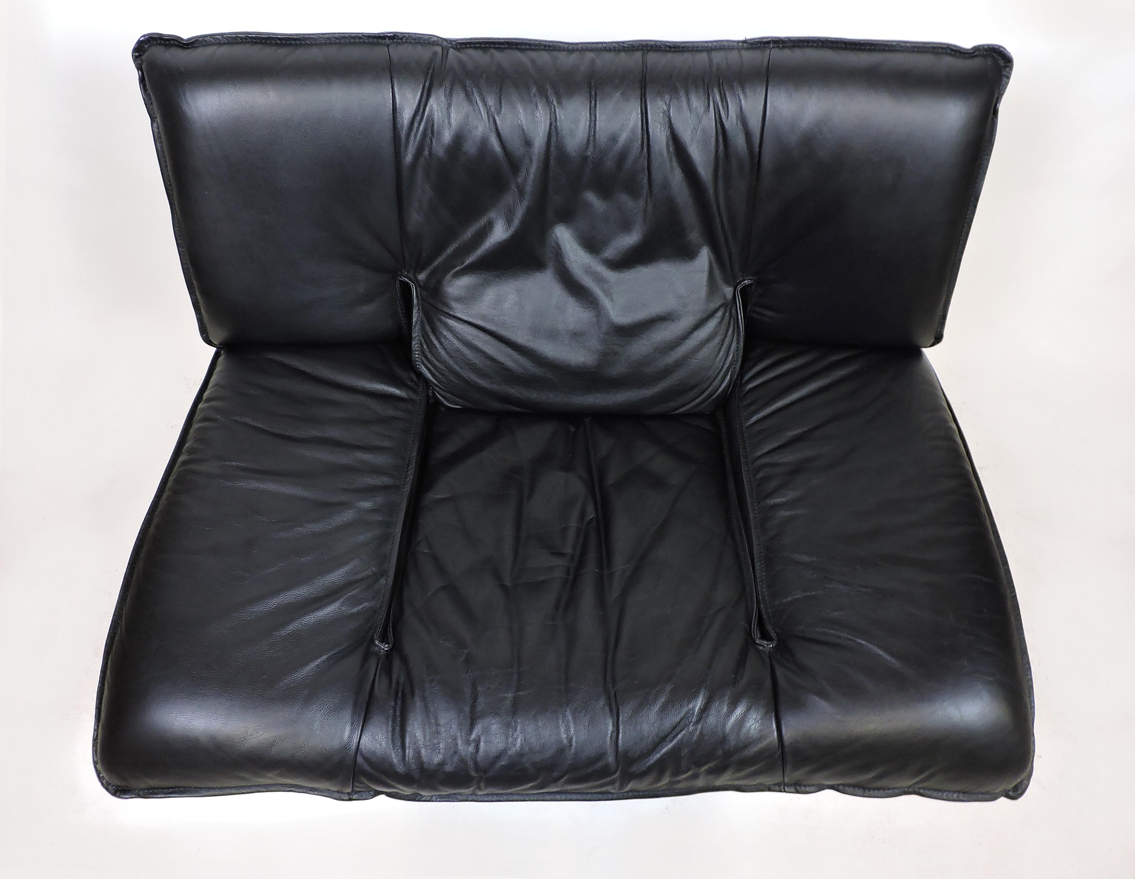 Handsome and very comfortable lounge chair designed by Italian furniture maker, Nicoletti Salotti. This chair has great angular lines and is entirely clad in high quality black leather.

 