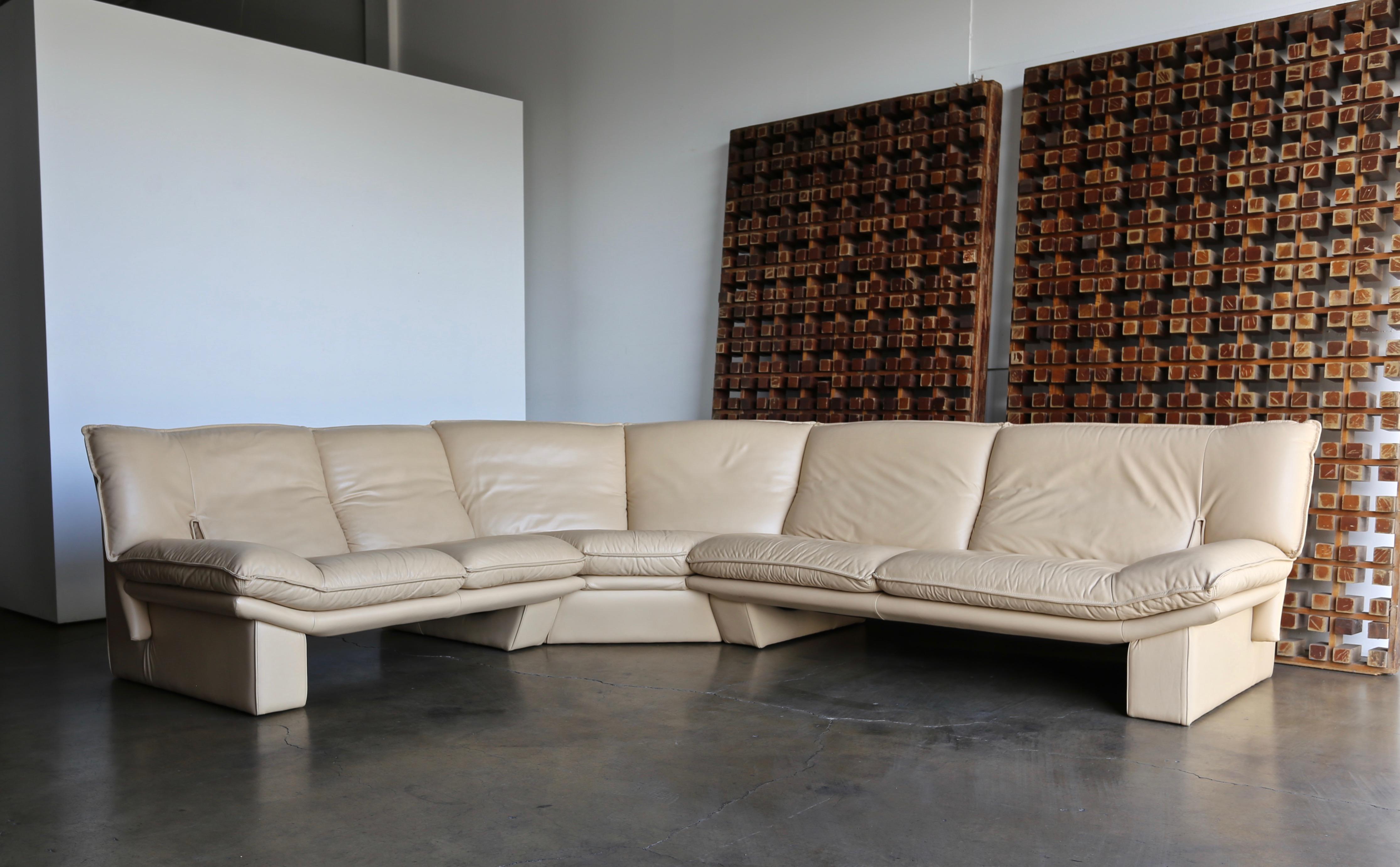 Nicoletti Salotti Modern Leather Sectional Sofa, circa 1985 In Good Condition In Costa Mesa, CA