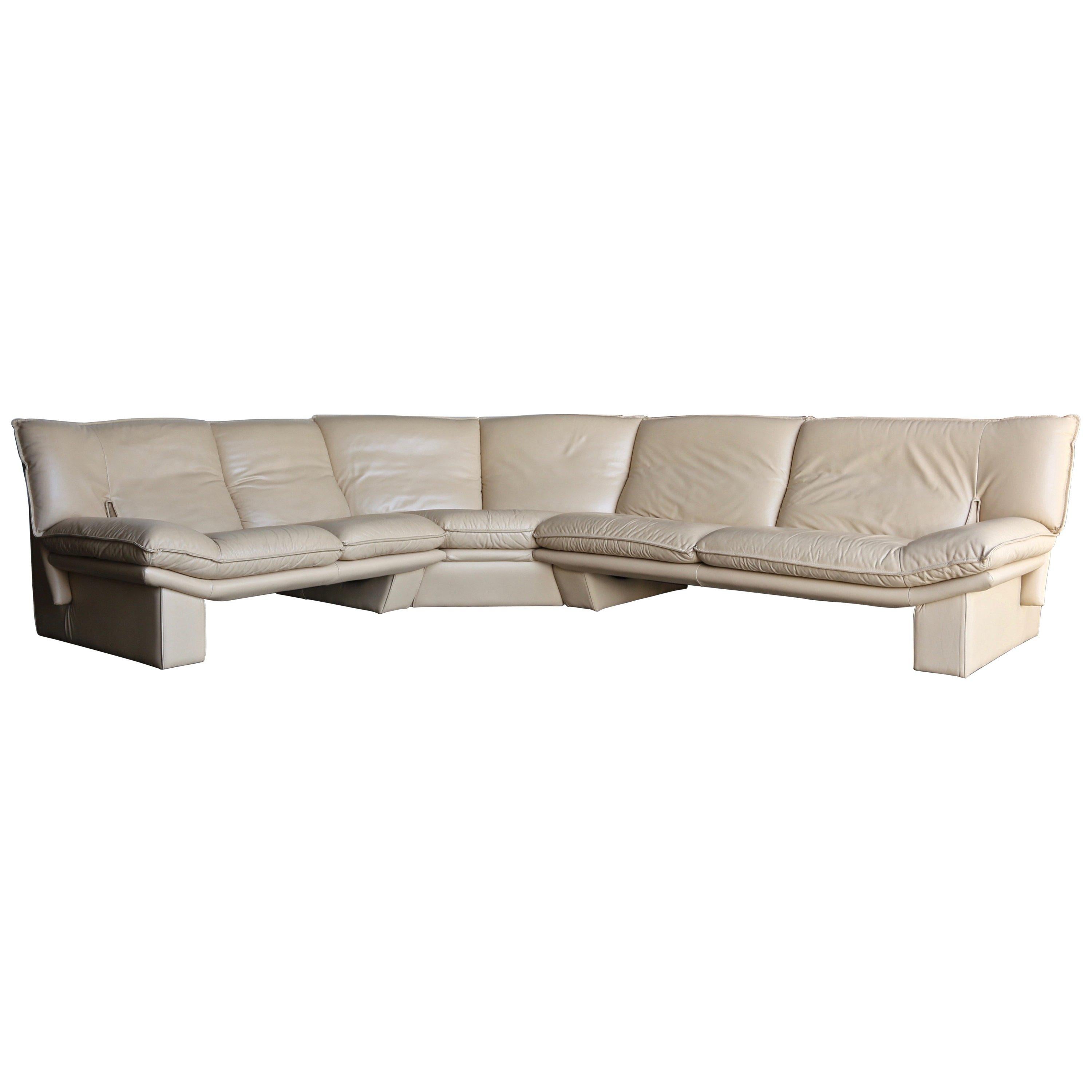 Nicoletti Salotti leather sectional sofa circa 1985. This piece is in very good to excellent original condition. This sofa retains its original tag.