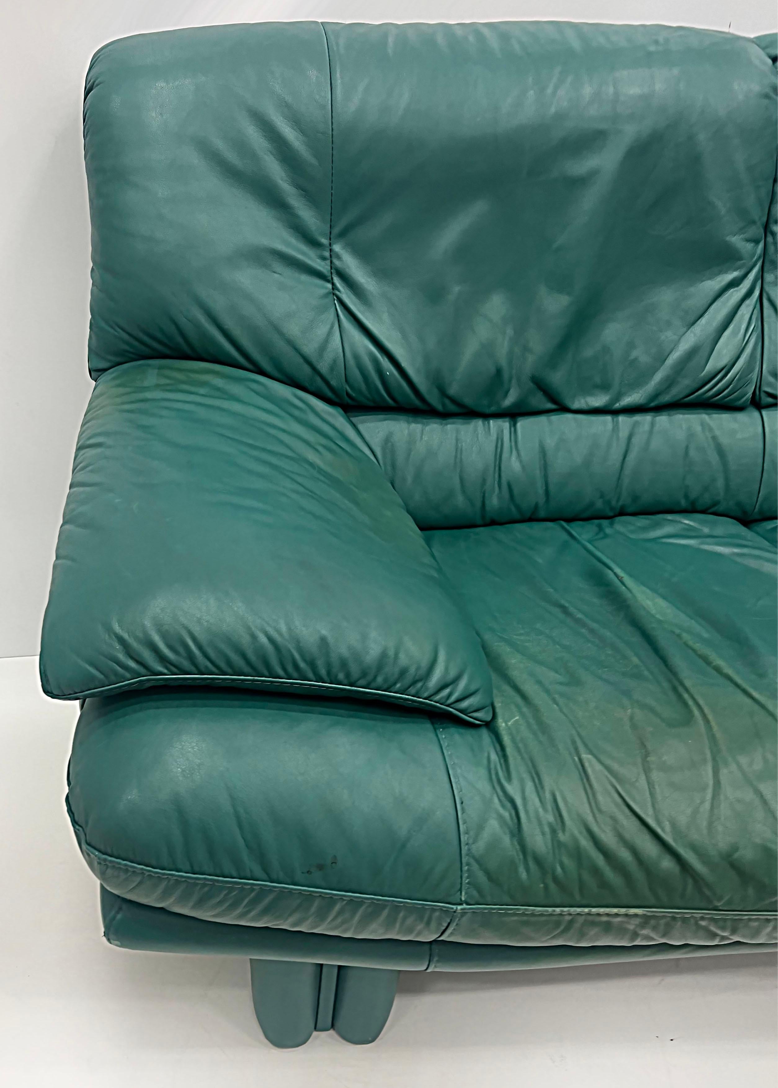 Nicoletti Salotti Post-Modern Italian Leather Settee Sofa In Good Condition In Miami, FL