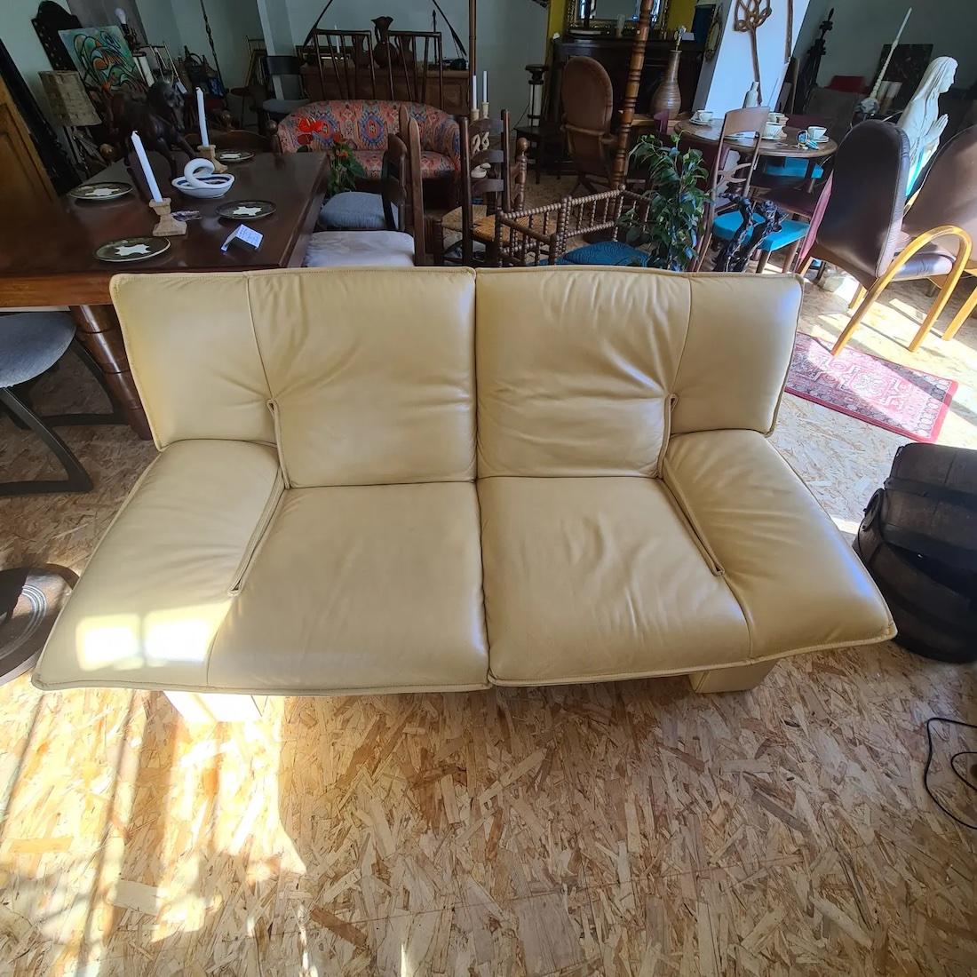 Magnificent post-modern Nicoletti Salotti sofa circa 1980 beige color, the leather is in very good condition and is very comfortable, a magnificent piece in a modern interior.


Postmodernism was born out of architectural criticism. Beginning in