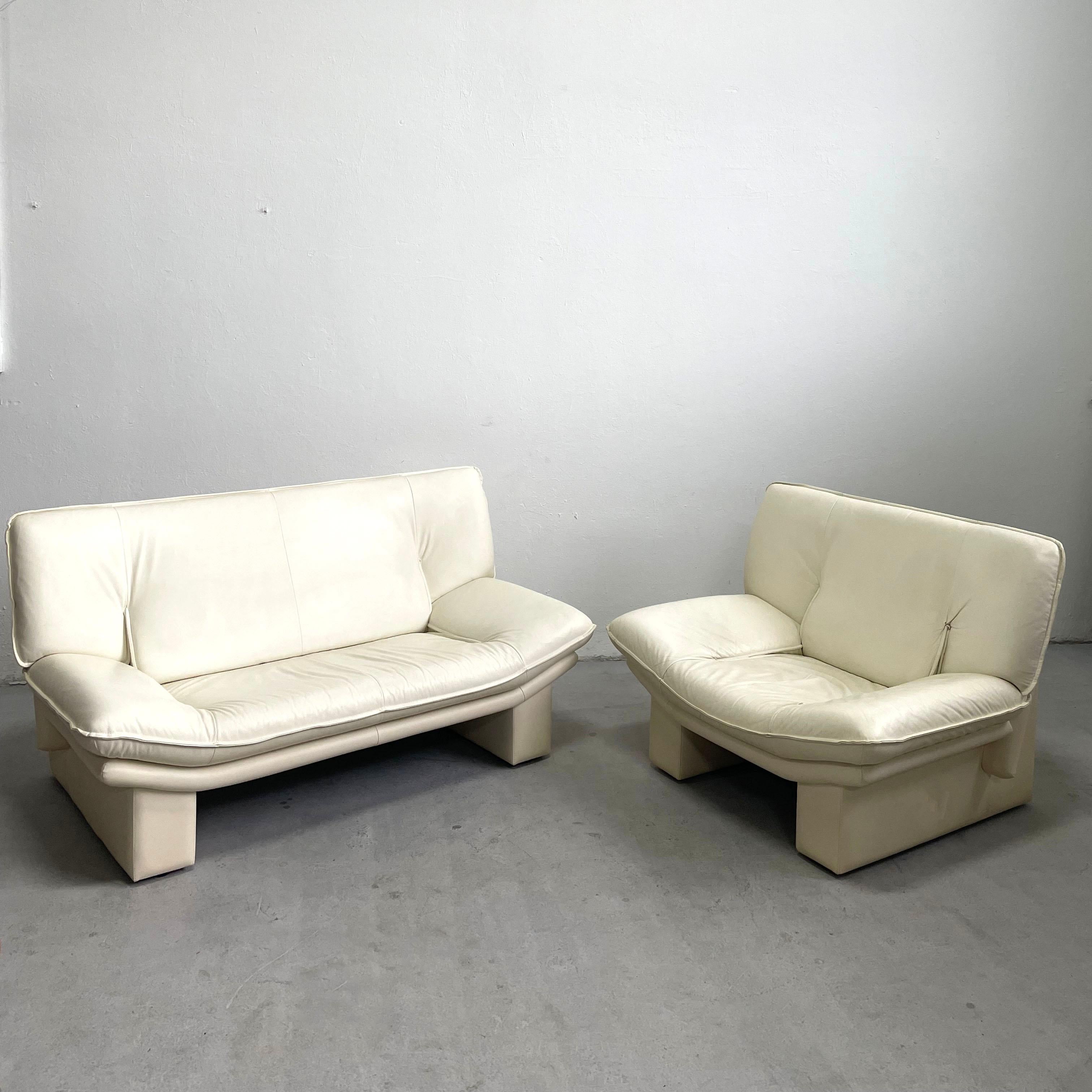 2-seater Italian sofa in beautiful ivory white color from the 1980s

This sofa features wooden frame and very soft leather/leatherette upholstery

The sofa remains in a very good vintage condition, showing just minor traces of cosmetic wear

It's