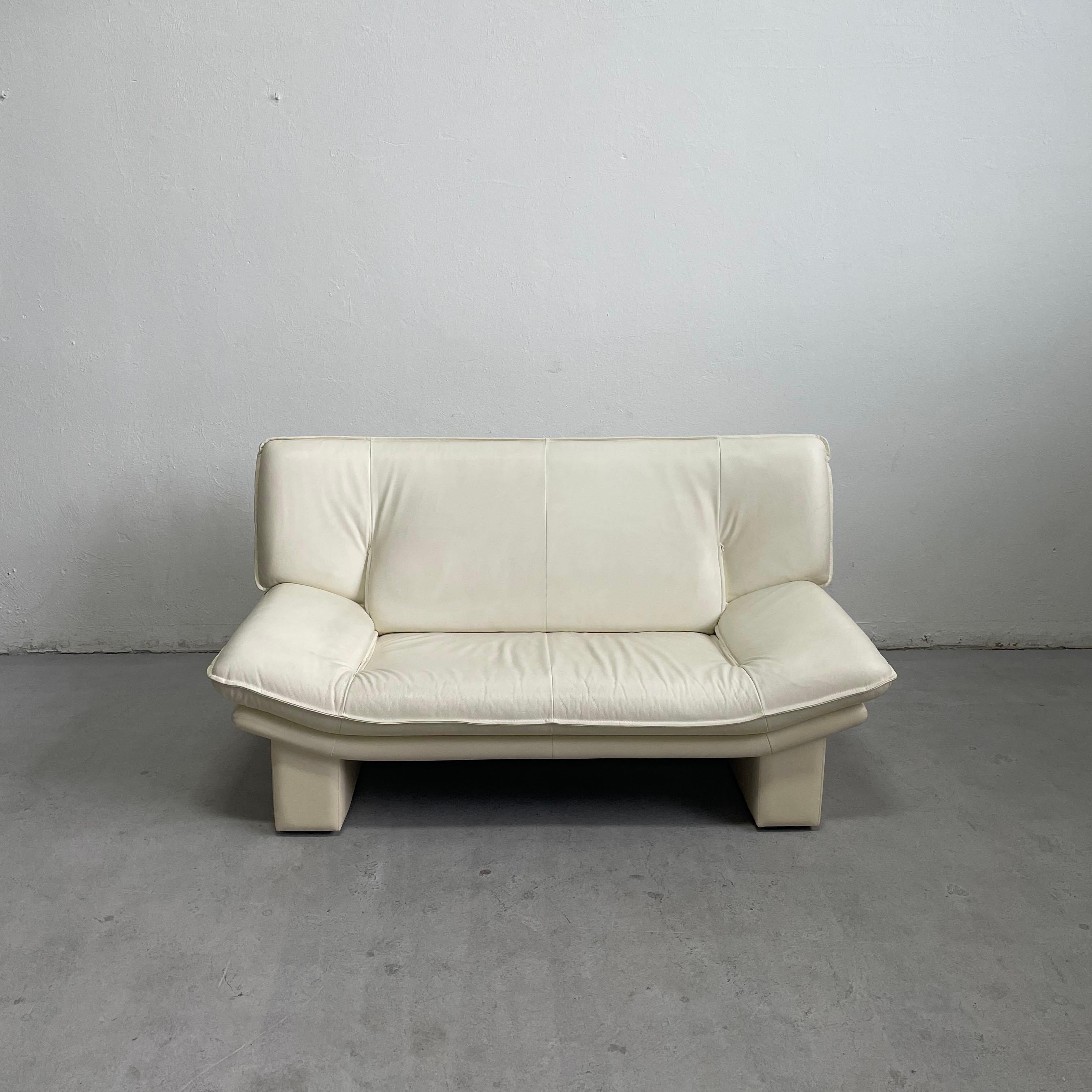 Nicoletti Salotti Postmodern Italian Ivory White Leather or Leatherete Sofa 1980 In Good Condition In Zagreb, HR