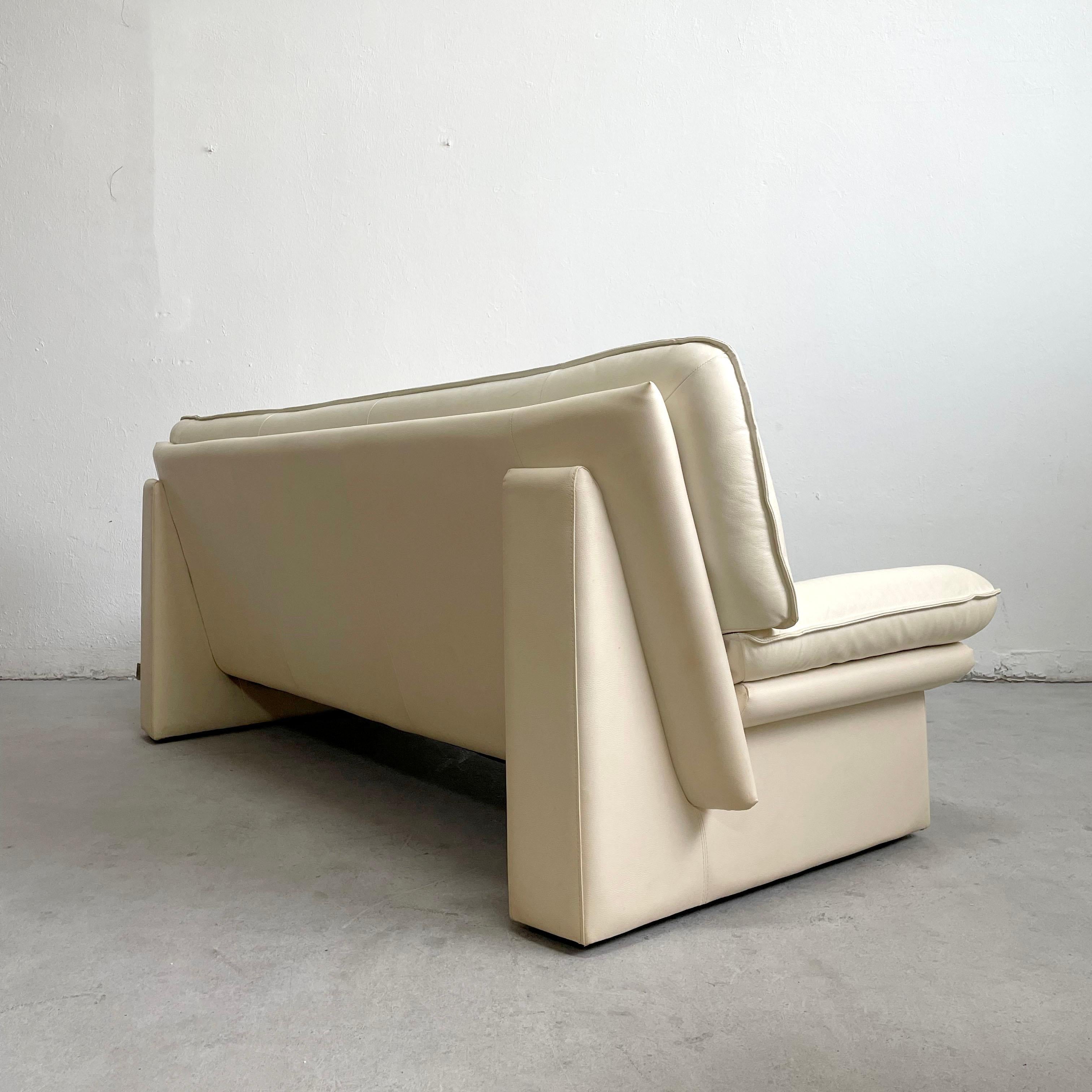 Nicoletti Salotti Postmodern Italian Ivory White Leather or Leatherette Sofa In Good Condition In Zagreb, HR
