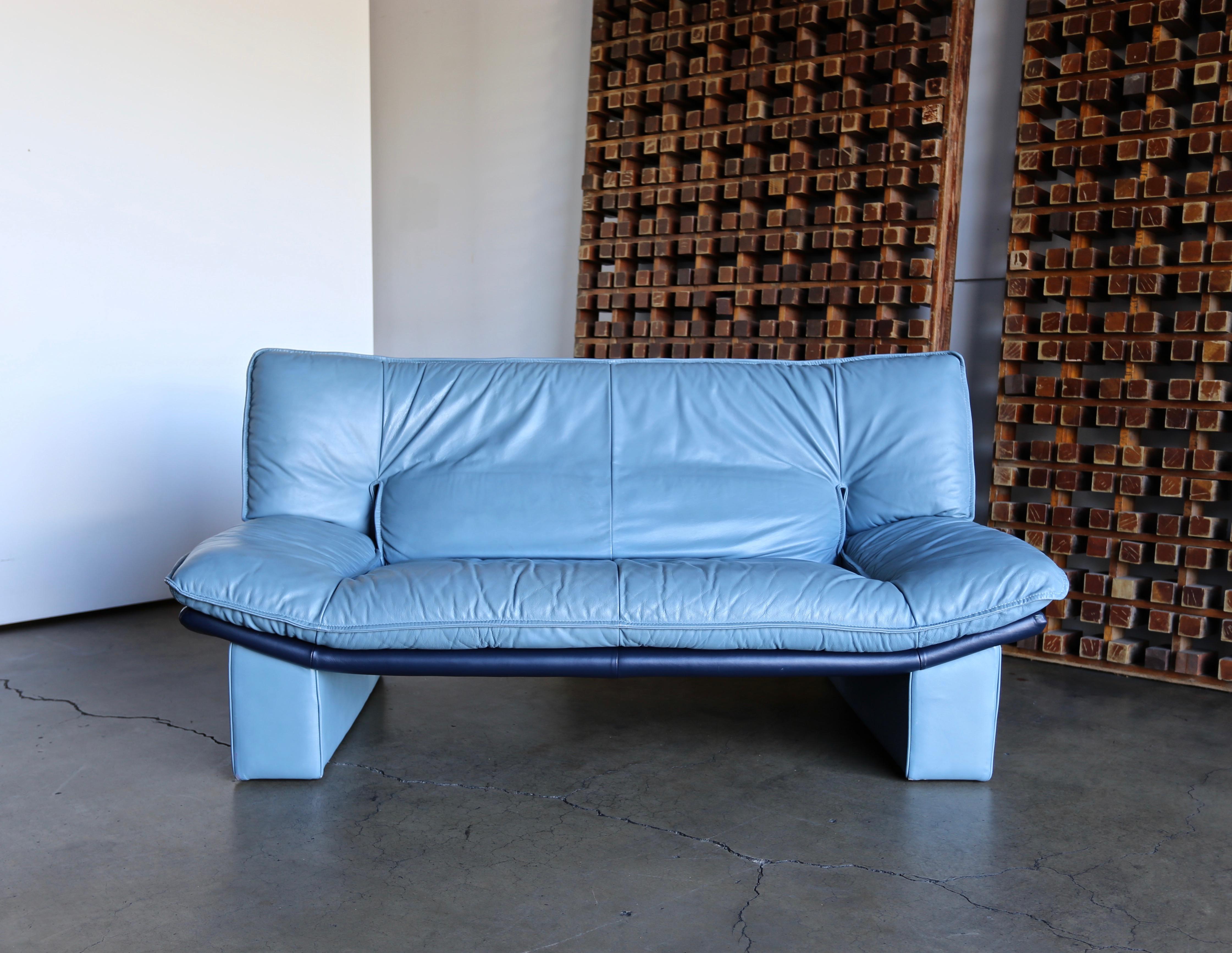 Nicoletti Salotti Postmodern Italian blue leather settee / sofa, circa 1980.

   
