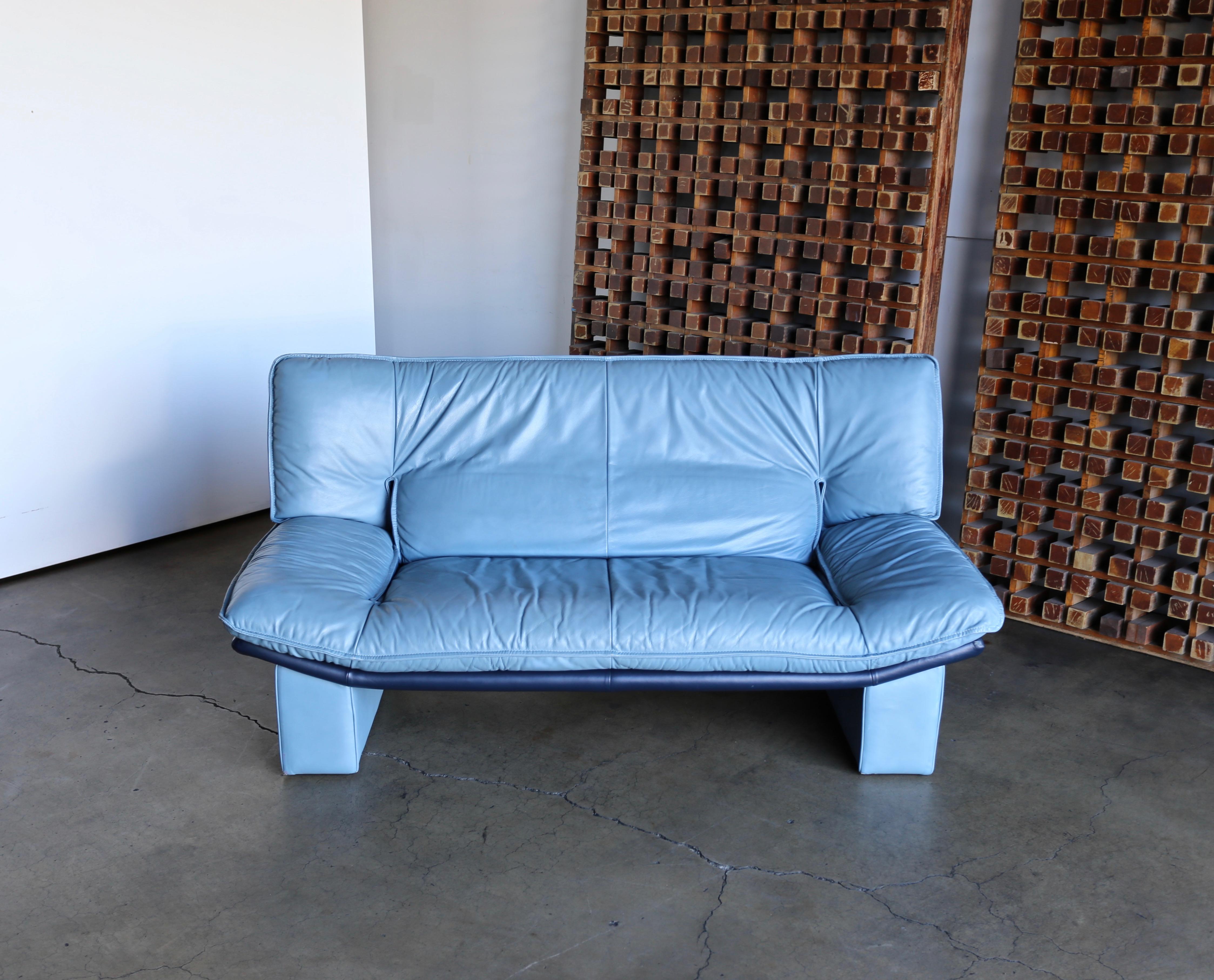 Nicoletti Salotti Postmodern Italian Leather Settee, circa 1980 In Good Condition In Costa Mesa, CA