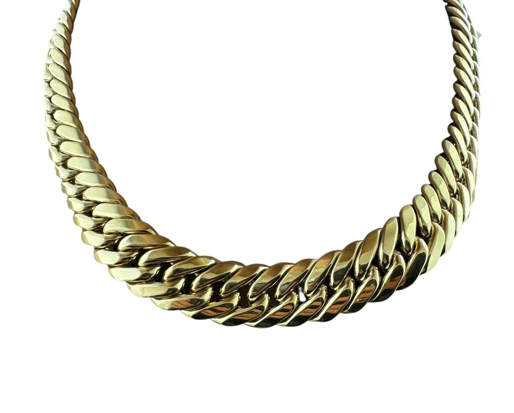 Nicolis Cola 18K Gelbgold abgestufte Curb Link Halskette

Diese klassische, von Nicolis Cola entworfene Halskette ist aus poliertem 18-karätigem Gelbgold gefertigt. Diese Halskette ist zwar hohl, aber dennoch ein echtes Schmuckstück und ein echter