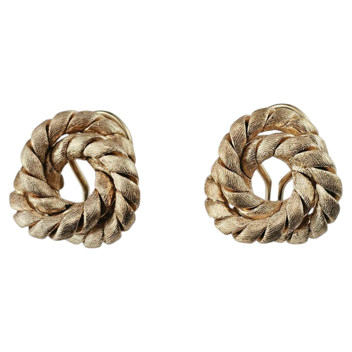 Boucles d'oreilles Nicolis Cola en or jaune 18 carats, motif « nœud » et fermoir Omega, n° 25587 en vente