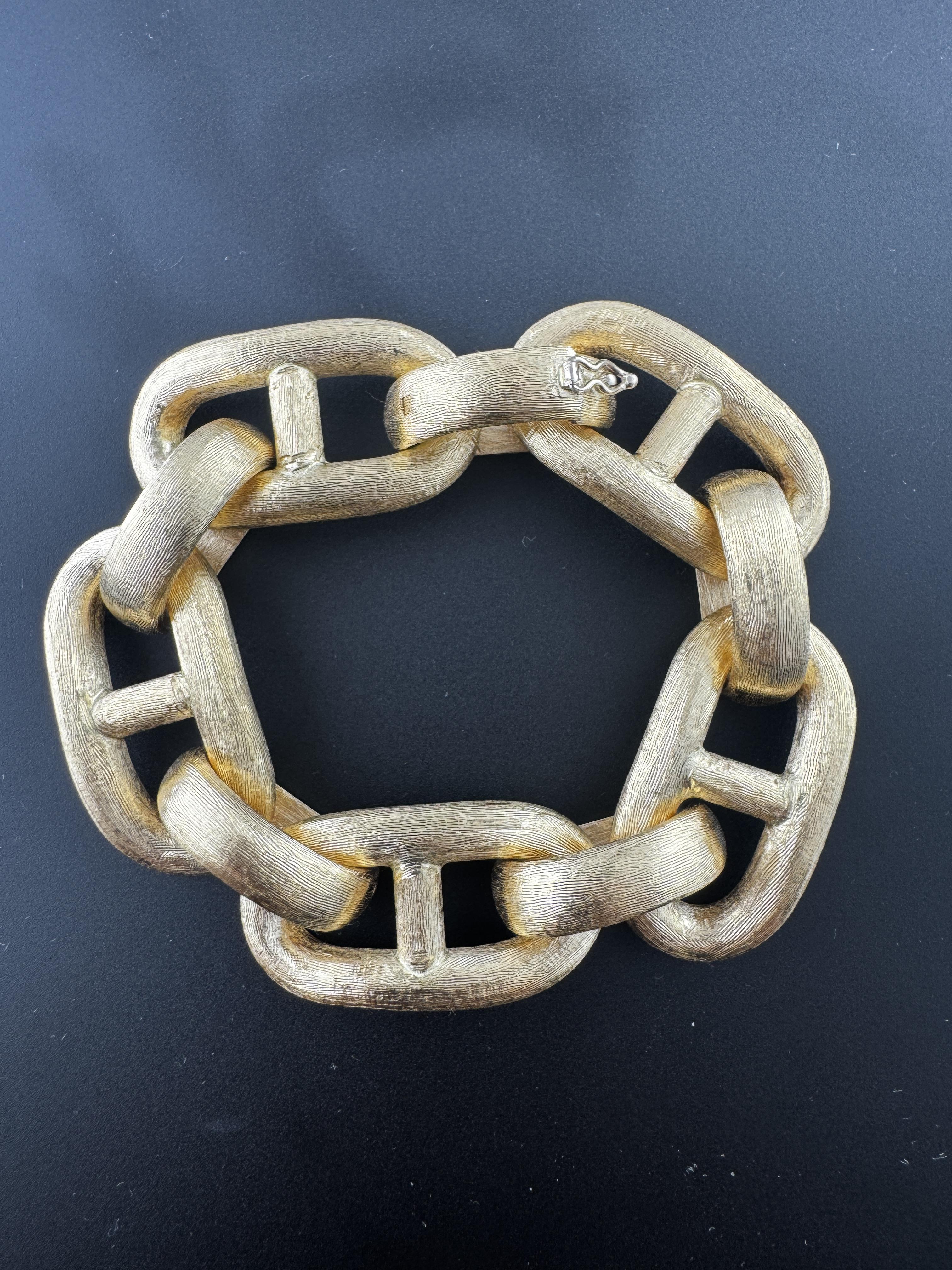 Nicolis Cola 18K Yellow Gold Textured Large Oval Mariner Link Bracelet

This beautiful textured link bracelet is set in 18K yellow gold. This substantial bracelet is light and flowy to wear and will look good dressed up or down.

Length: 8