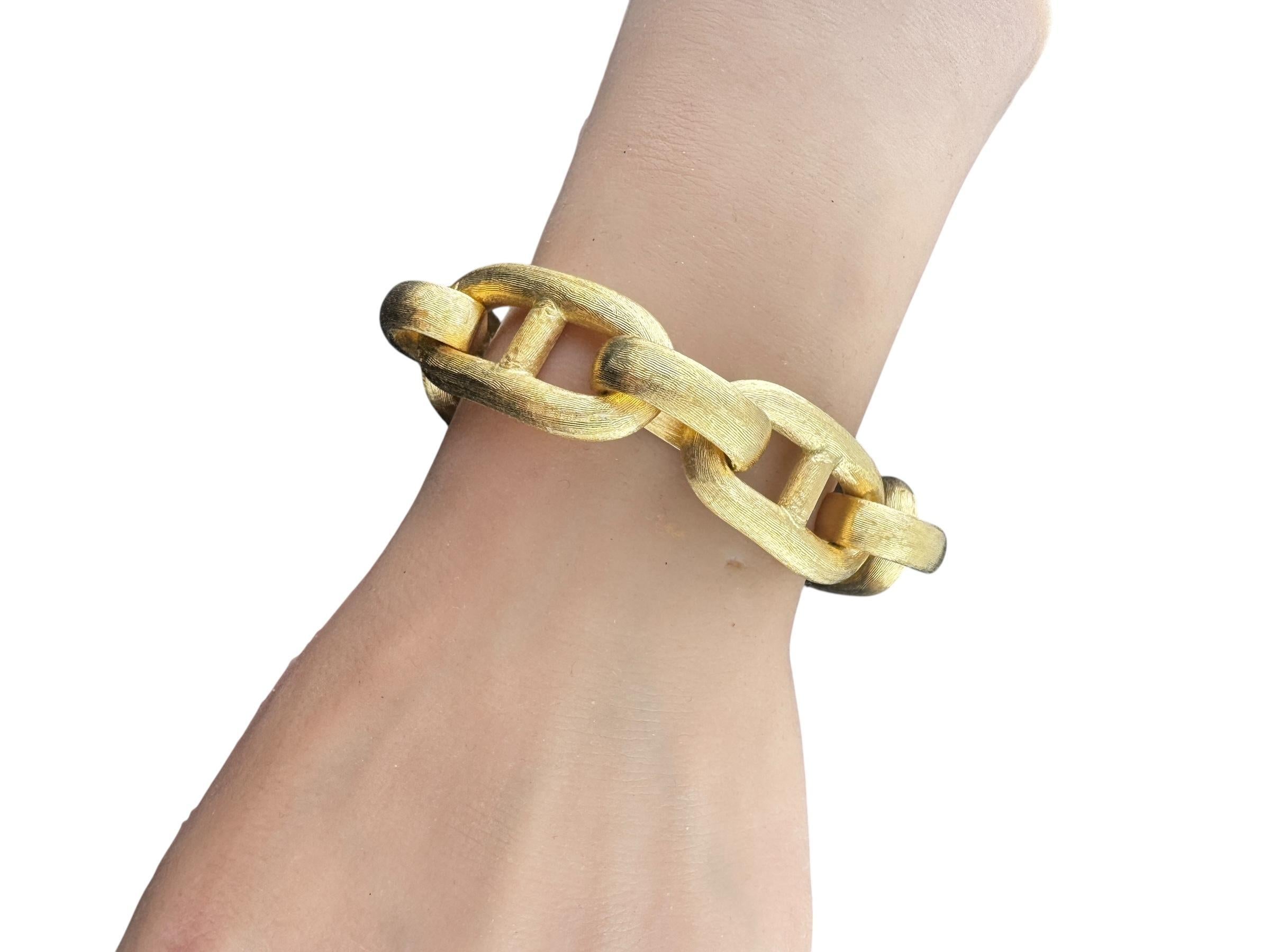 Women's Nicolis Cola 18K Yellow Gold Textured Large Oval Mariner Link Bracelet #22314 For Sale