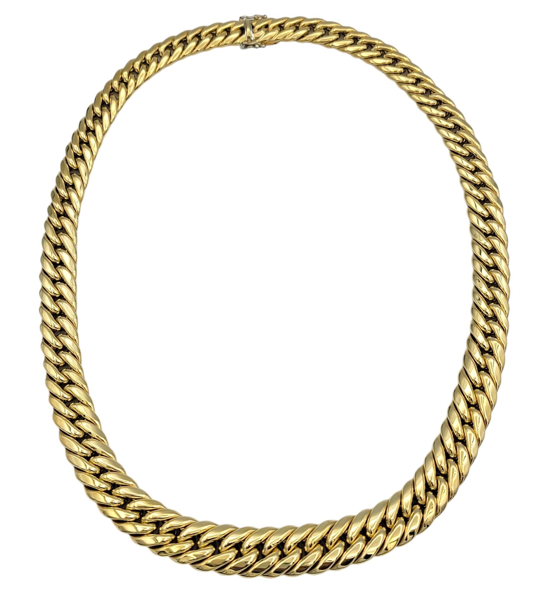 Découvrez l'art de l'artisanat avec ce collier exquis à maillons en forme de boucle, créé par le célèbre designer Nicolis Cola. D'une longueur de 18 pouces, ce collier présente un design gradué saisissant, avec des maillons qui passent de délicats